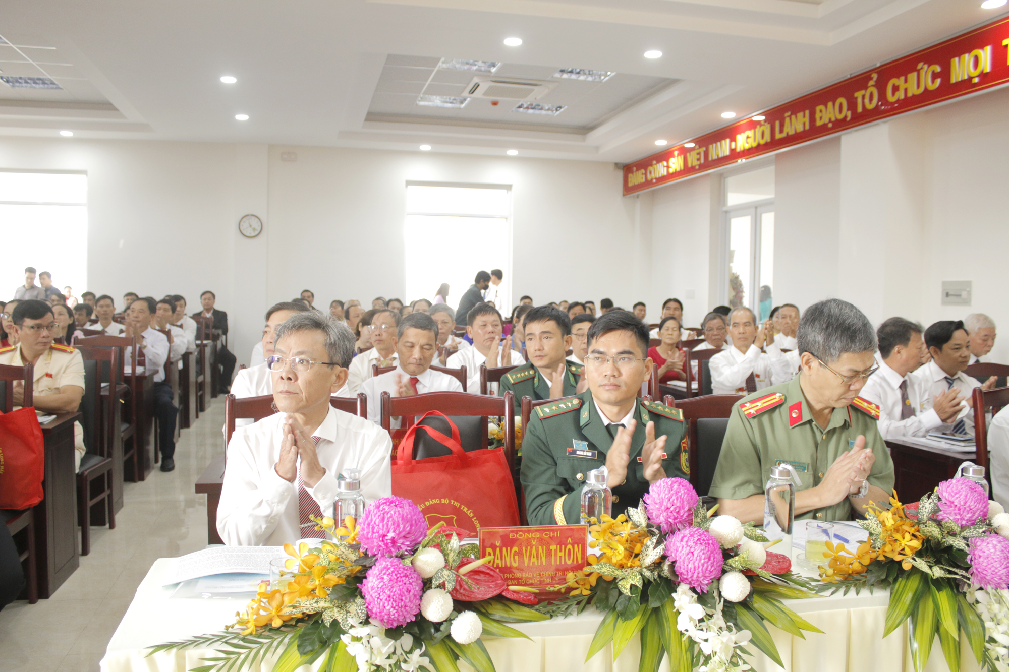 Ông Đặng Văn Thôn, Trưởng phòng Bảo vệ chính trị nội bộ Ban Tổ chức Tỉnh ủy và các thành viên Đoàn Công tác số 4 của Tỉnh ủy tham dự đại hội.