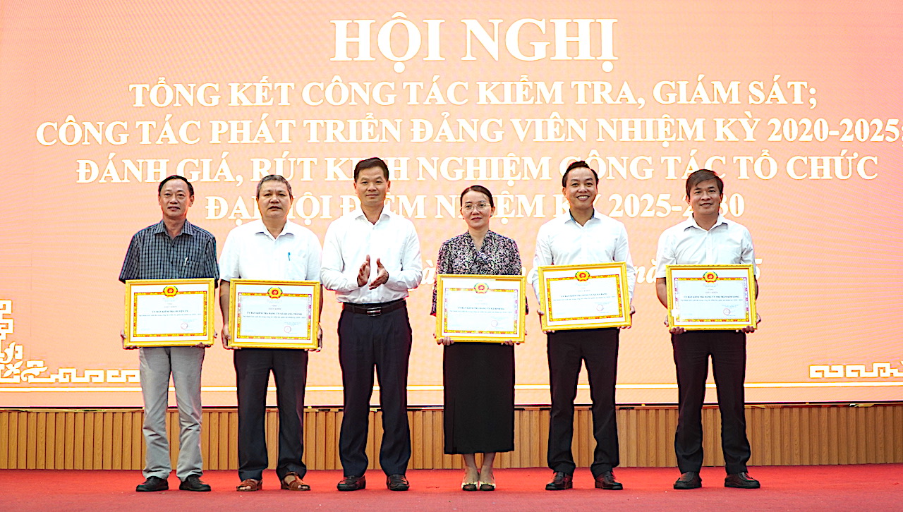 Phó Bí Thư Huyện ủy Châu Đức Lê Thanh Liêm trao khen thưởng cho các tập thể và cá nhân đạt thành tích xuất sắc trong công tác kiểm tra, giám sát nhiệm kỳ 2020 - 2025.