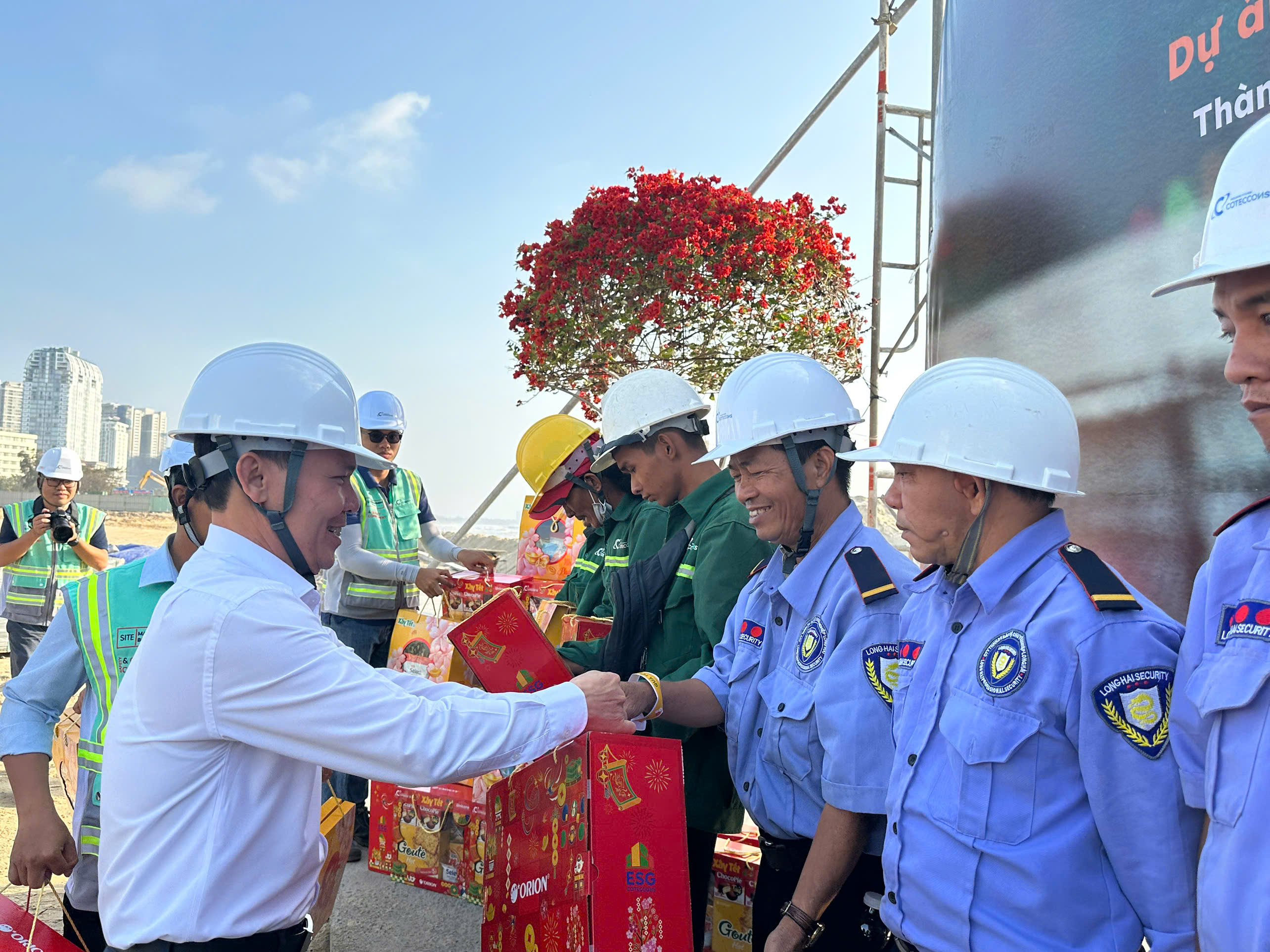 Ông Nguyễn Trọng Thụy, Phó Chủ tịch UBND TP. Vũng Tàu trao tặng quà cho các công nhân.