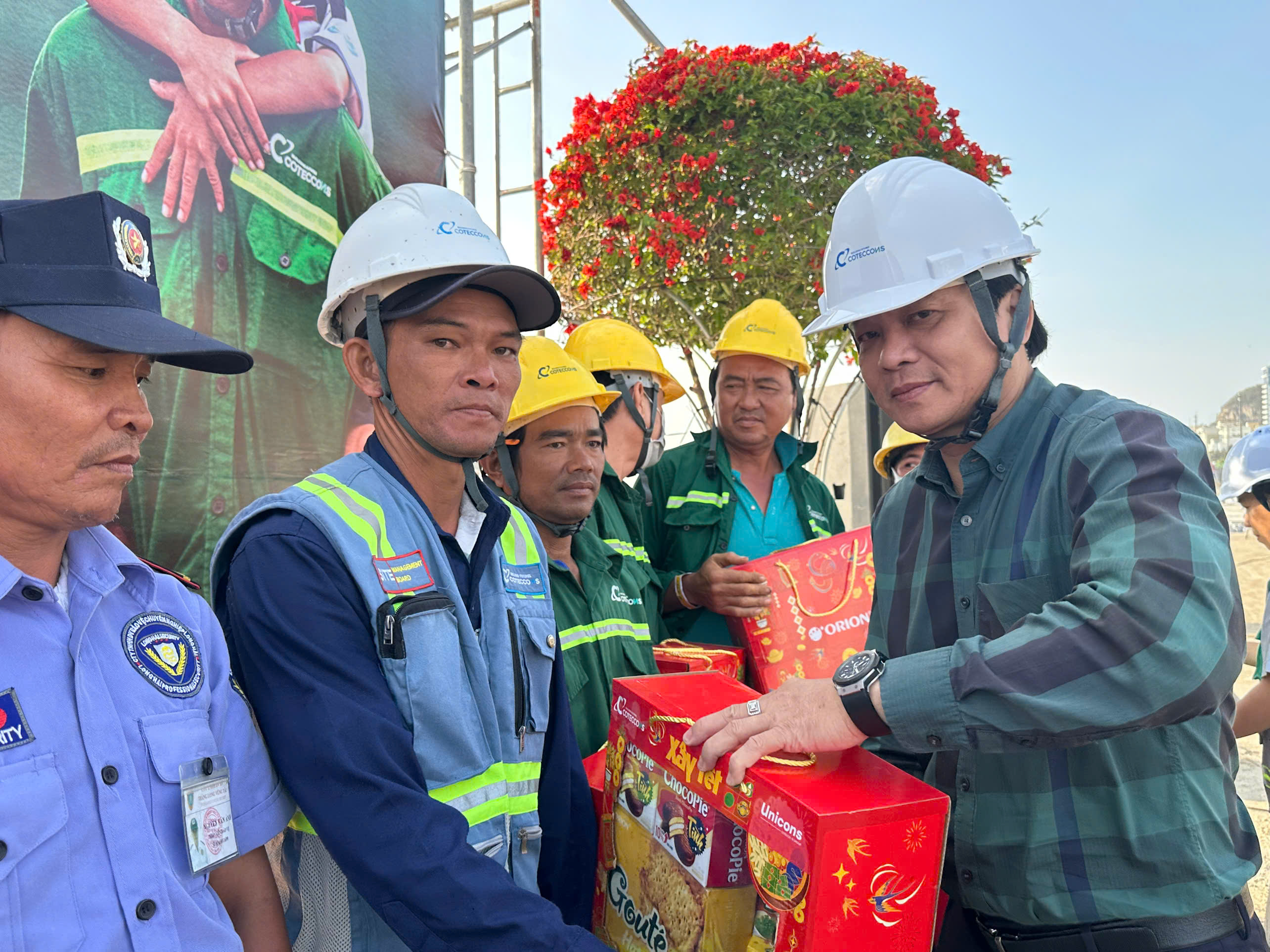 Ông Đoàn Hải Linh, Giám đốc Ban Quản lý dự án đầu tư xây dựng TP.Vũng Tàu tặng quà cho công nhân.