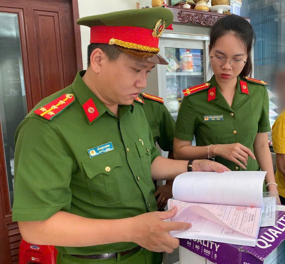 Cơ quan cảnh sát điều tra Công an TP.Vũng Tàu kiểm tra tại một địa điểm của DN  trên đường Ngô Đức Kế có liên quan đến mua bán hóa đơn. Ảnh: TRÍ NHÂN