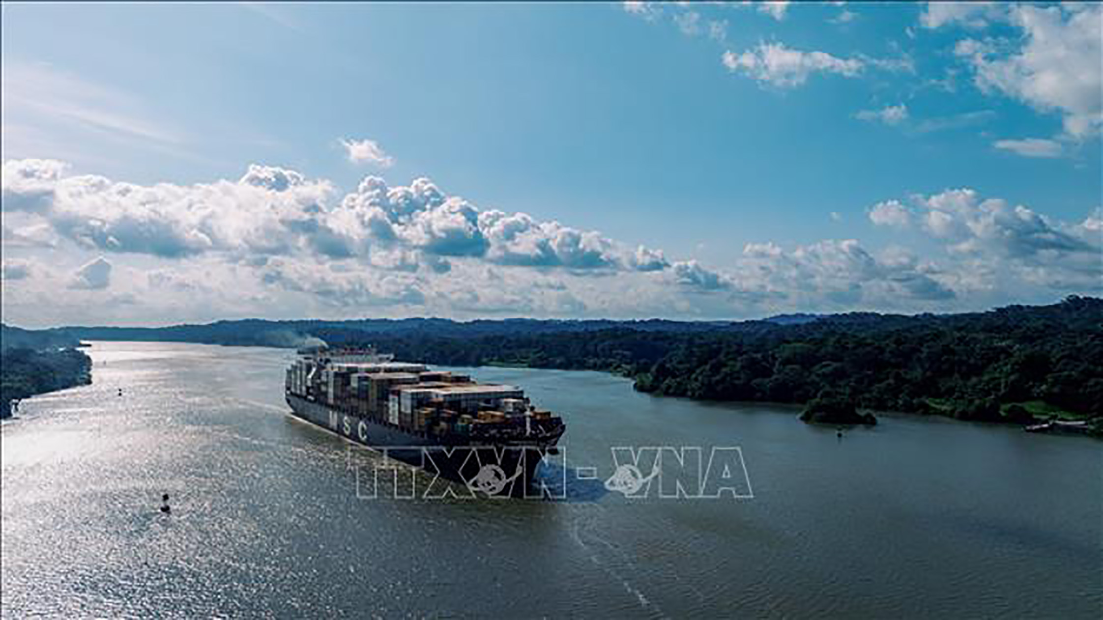 Tàu chở hàng di chuyển qua kênh đào Panama gần thành phố Panama.