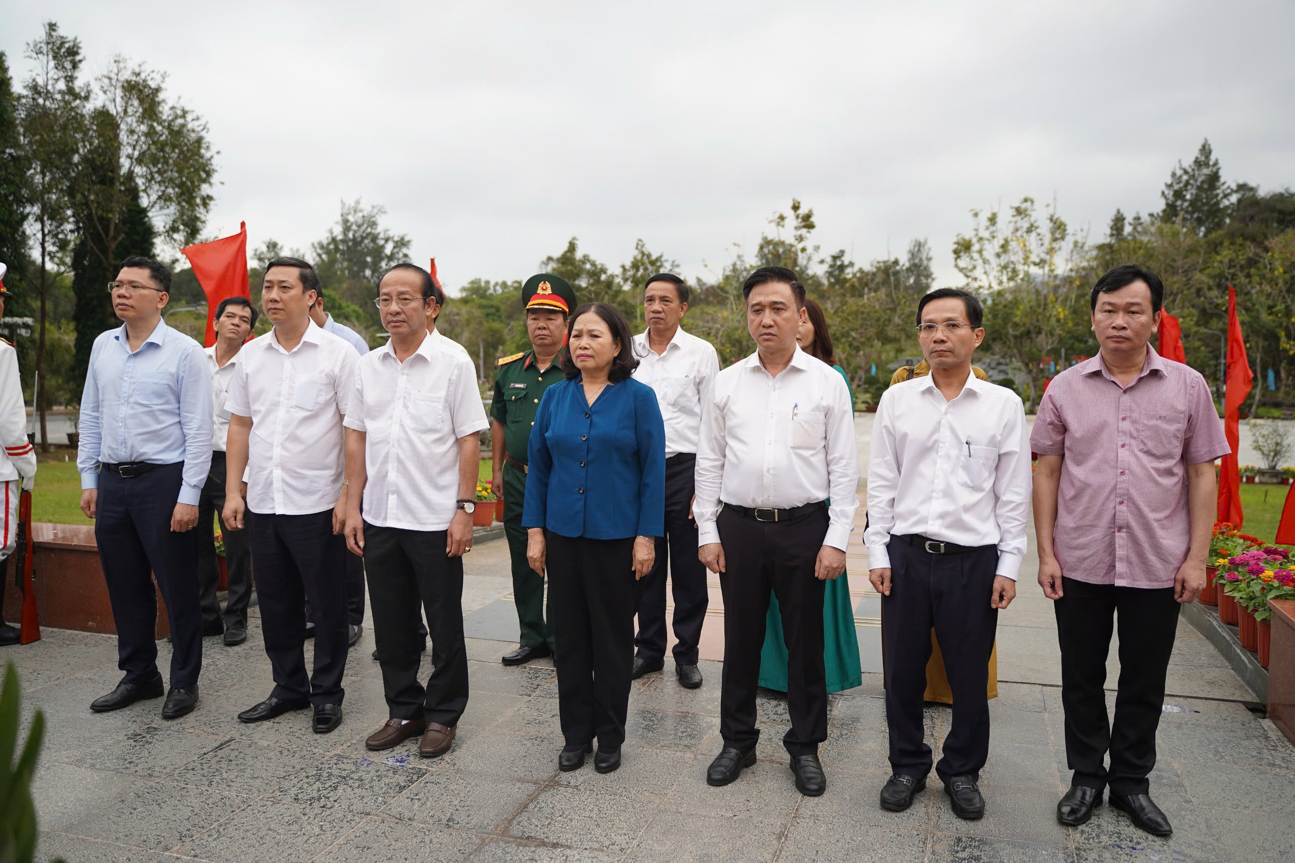 Bà Nguyễn Thị Yến, Phó Bí thư Thường trực Tỉnh ủy, Trưởng Đoàn ĐBQH tỉnh tưởng nhớ các Anh hùng liệt sĩ và đồng bào yêu nước tại Tượng đài Liệt sĩ Nghĩa trang Hàng Dương.