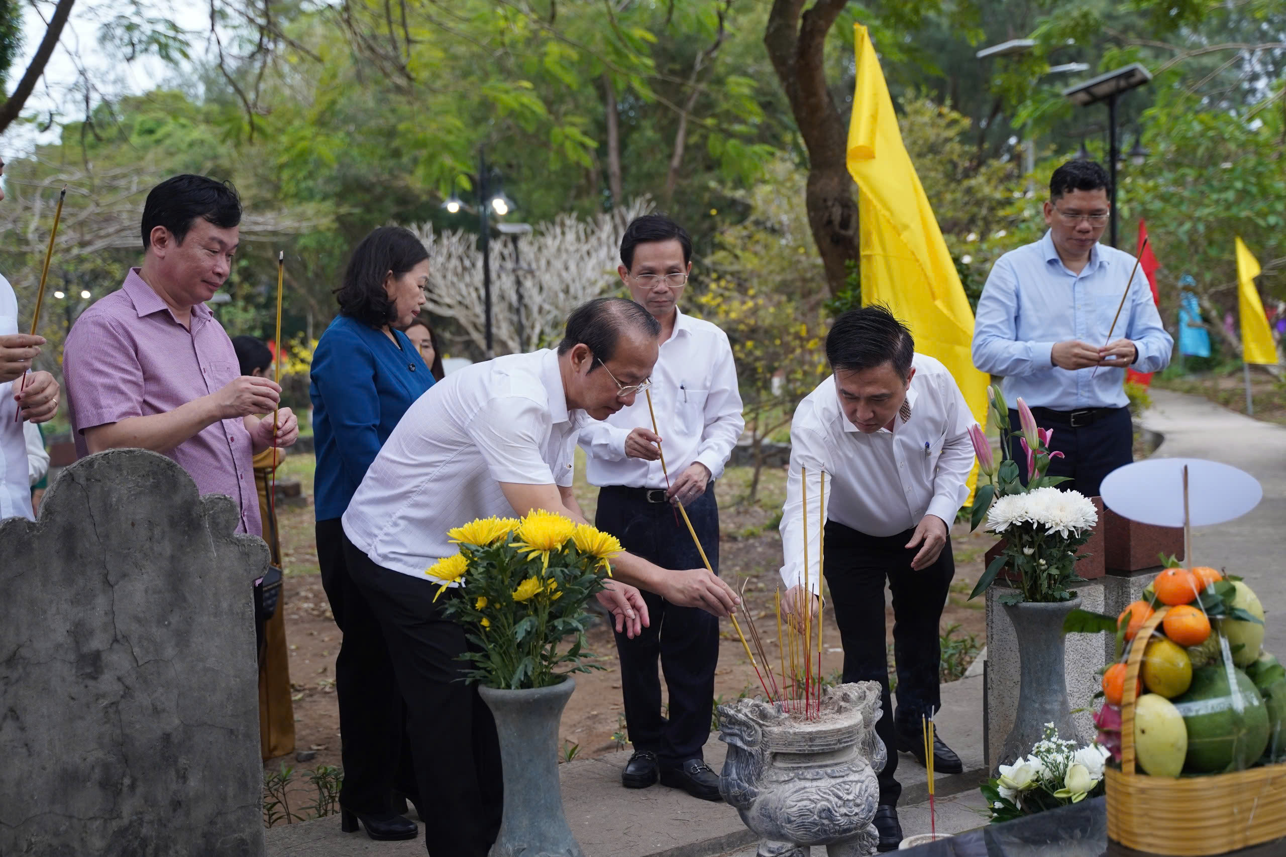 Các đại biểu thắp hương tại các phần mộ liệt sĩ tại Nghĩa trang Hàng Dương.