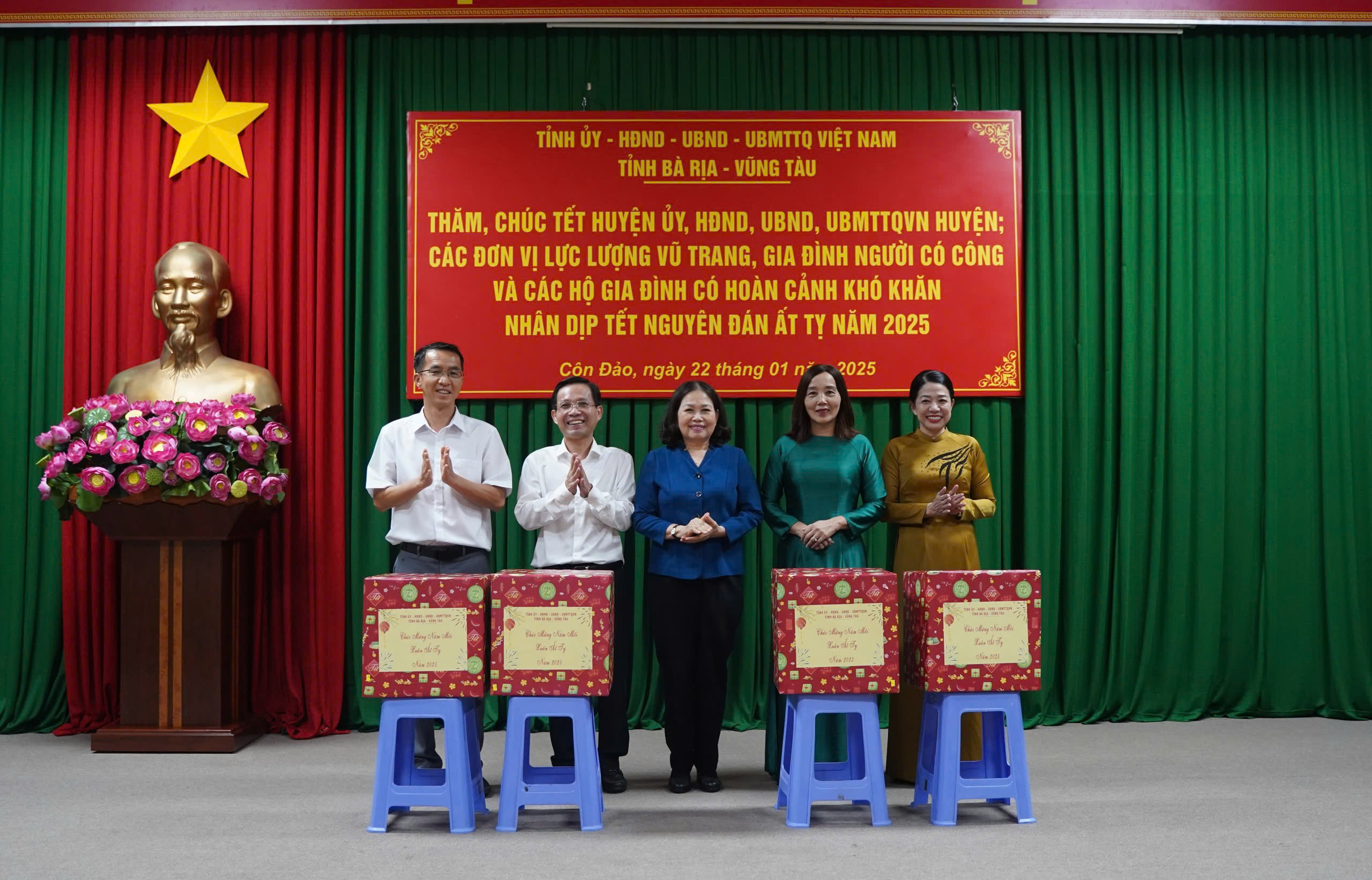 Bà Nguyễn Thị Yến Phó, Bí thư Thường trực Tỉnh ủy, Trưởng Đoàn ĐBQH tỉnh làm Trưởng đoàn đến thăm, tặng quà và chúc Tết Huyện ủy, HĐND, UBND, UBMTTQ Việt Nam huyện Côn Đảo