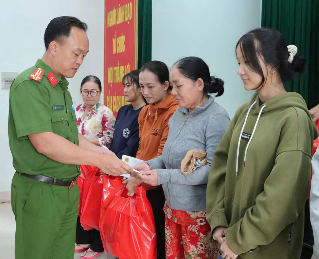 Lãnh đạo Công an huyện Long Đất trao quà cho gai đình khó khăn, người yếu thế. 