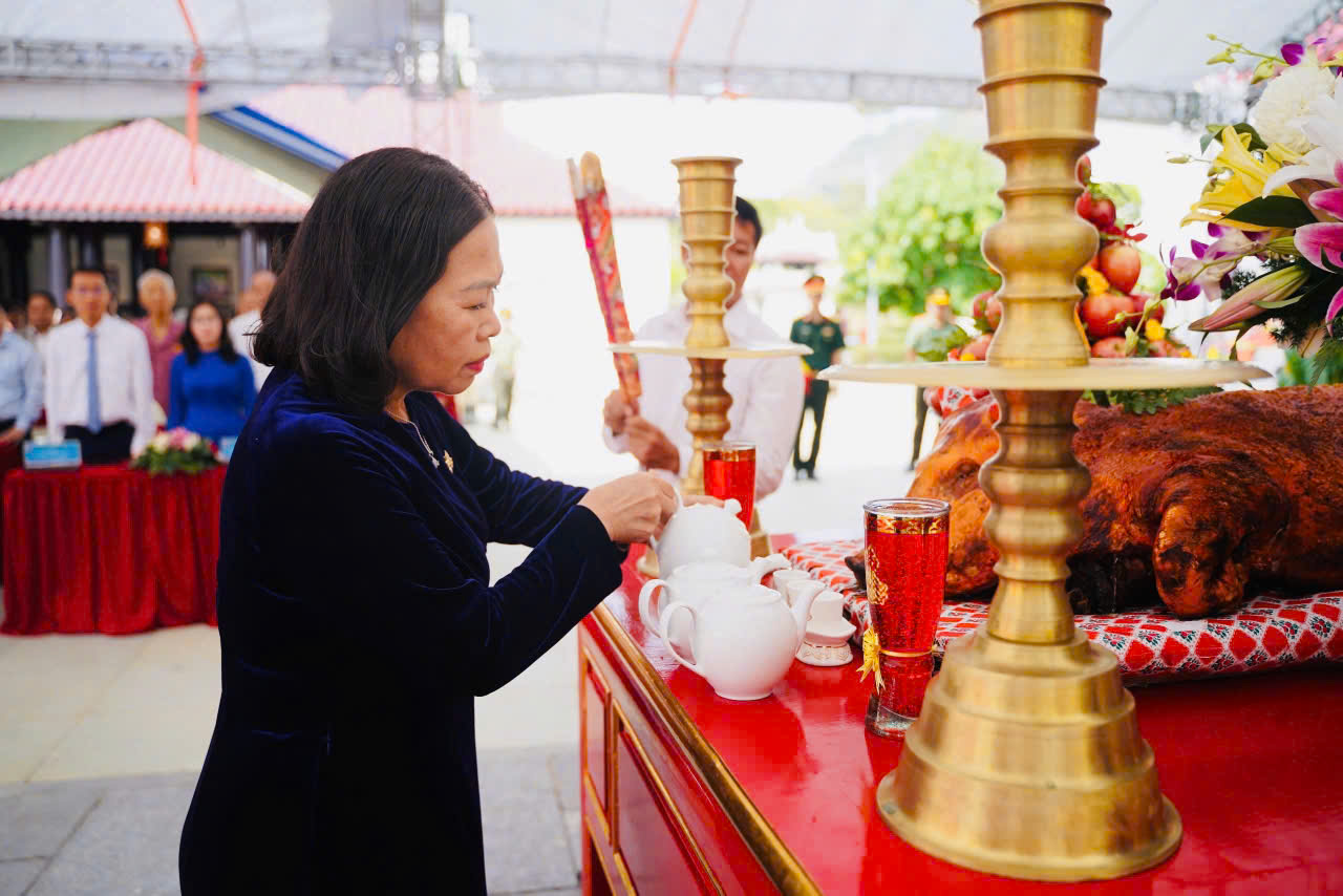 Bà Nguyễn Thị Yến, Phó Bí thư Thường trực Tỉnh ủy, Trưởng Đoàn ĐBQH tỉnh thực hiện nghi thức dâng trà tại Lễ giỗ.