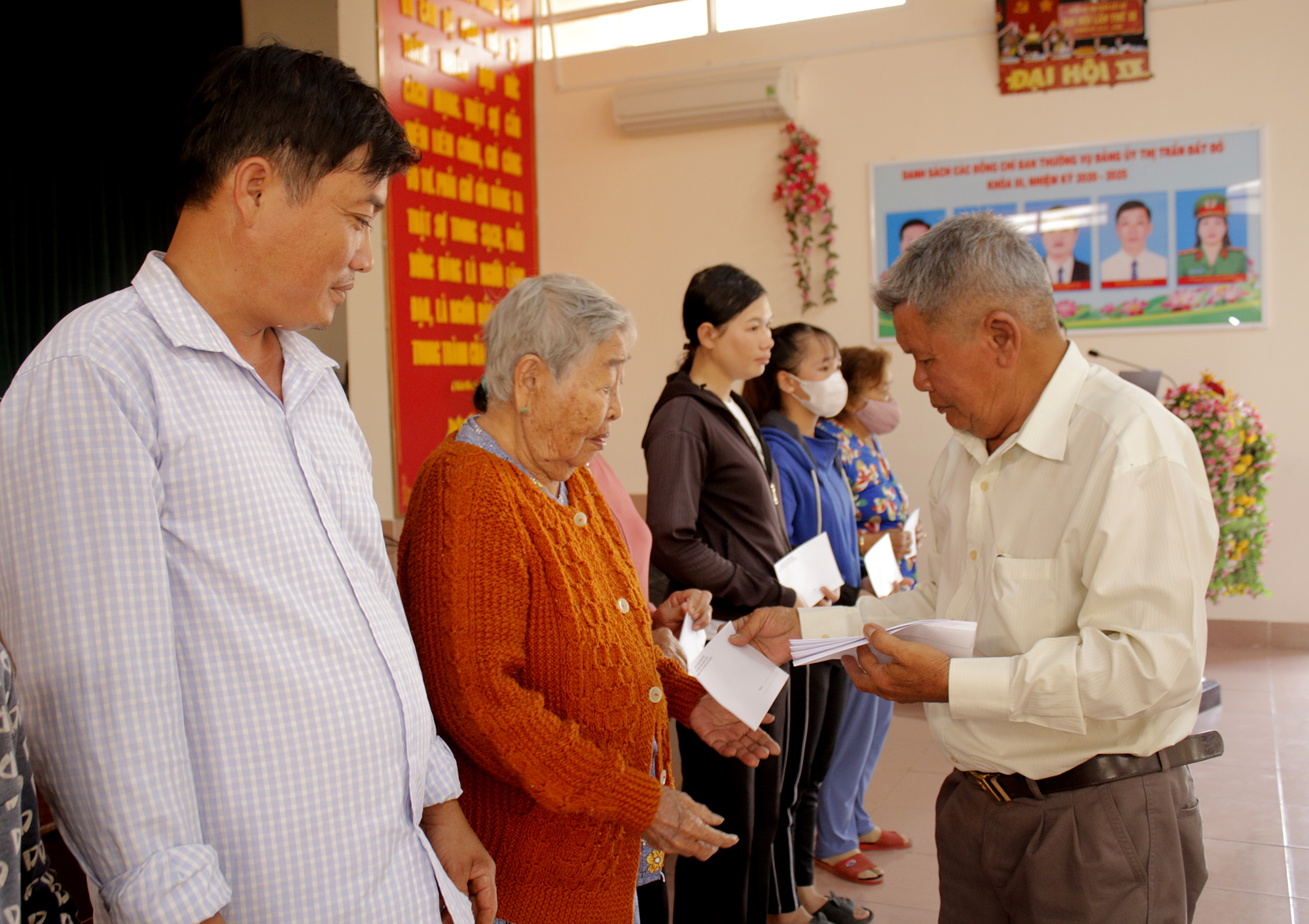 Đại diện Hội Hỗ trợ gia đình liệt sĩ tỉnh tặng quà cho các gia đình chính sách huyện Long Đất.