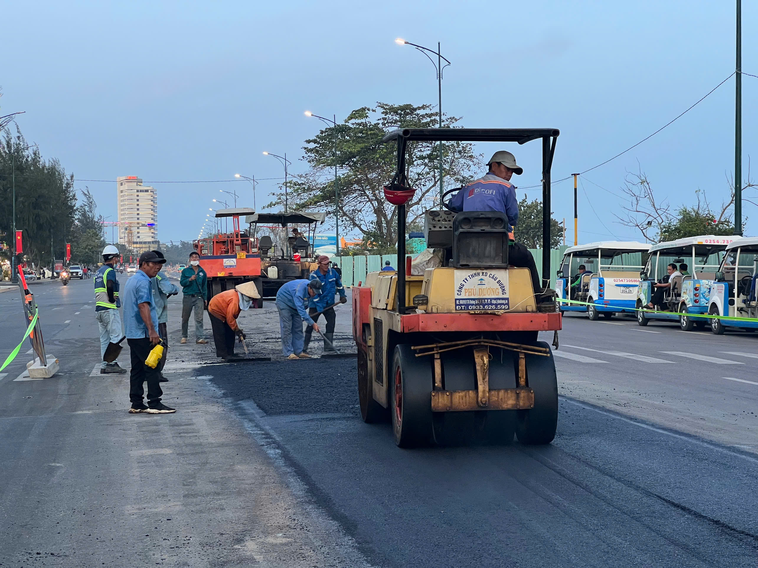 Tập trung máy móc, công nhân để hoàn thành công tác thảm nhựa.