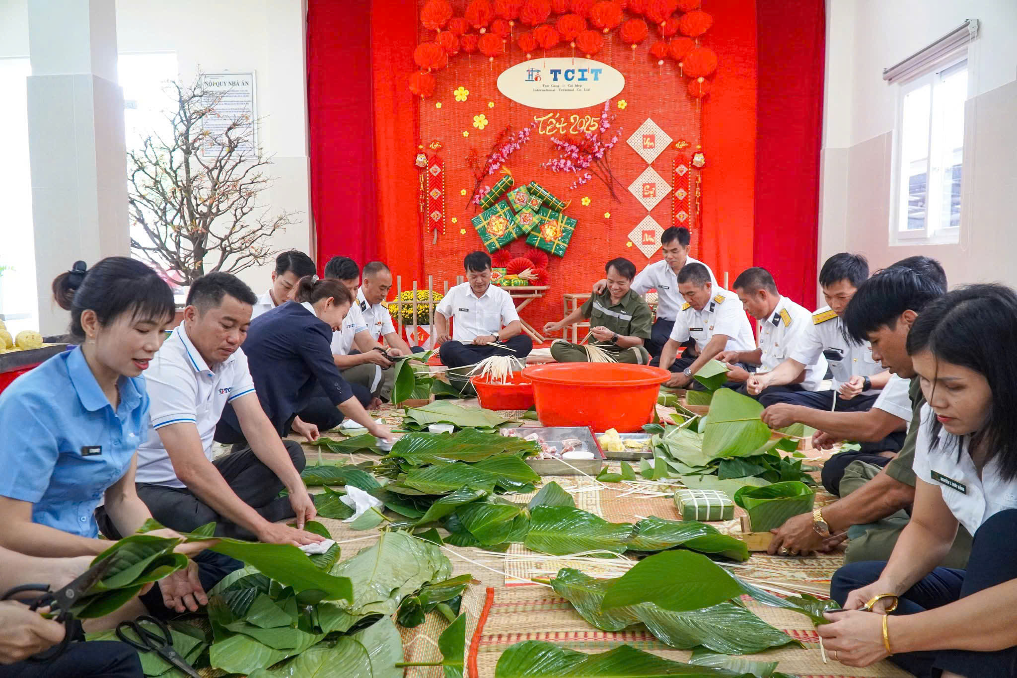 Cán bộ, nhân viên Cảng TCIT và chiến sĩ Lữ đoàn 167, Vùng 2 Hải quân cùng chung tay gói những chiếc bánh chưng nghĩa tình, gửi tặng các chiến sĩ nơi đảo xa trong dịp Tết Nguyên Đán.