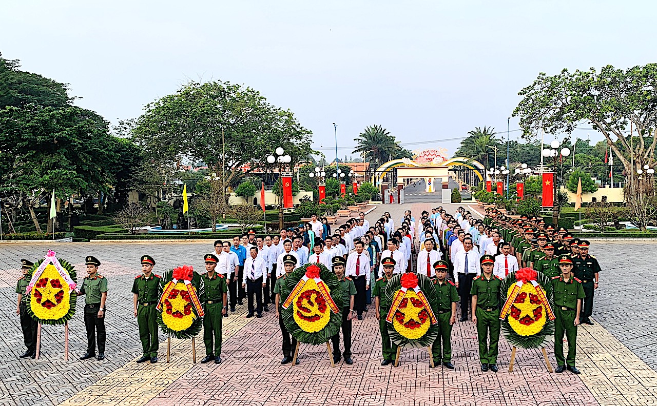 Đảng bộ, chính quyền và Nhân dân huyện Châu Đức viếng Tượng đài Chiến thắng Bình Giã.