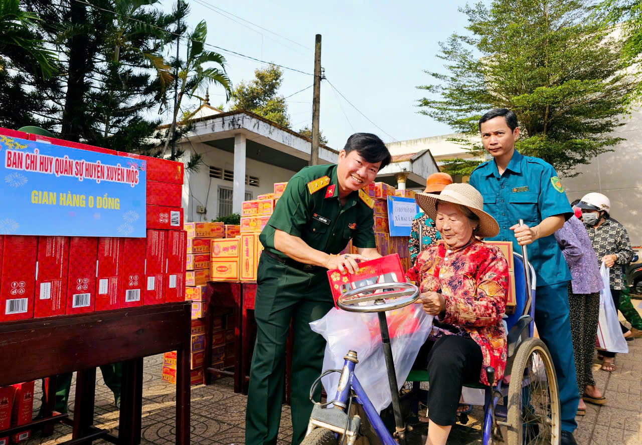 Tại huyện Xuyên Mộc hàng trăm phần quà được gửi tới người khó khăn tại Chương trình Tết quân - dân.