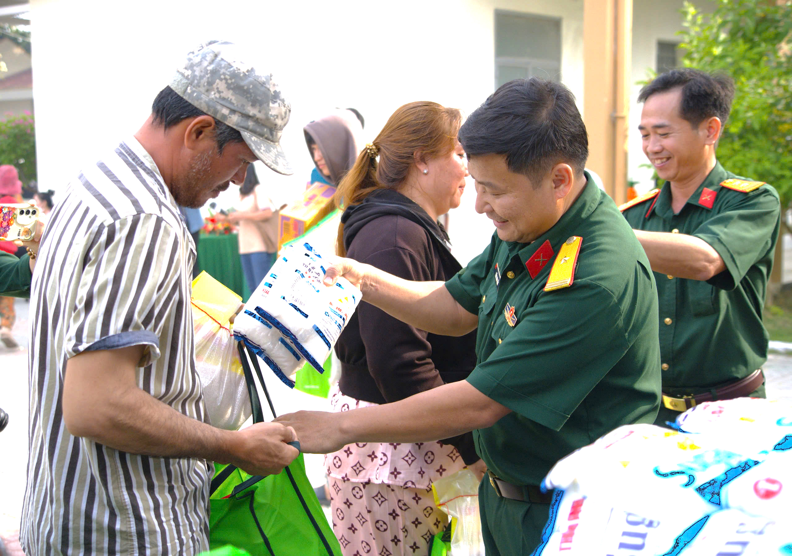 Ban CHQS TX.Phú Mỹ phối hợp cùng DN, đoàn thể trao tặng quà cho người dân khó khăn trong chương trình.