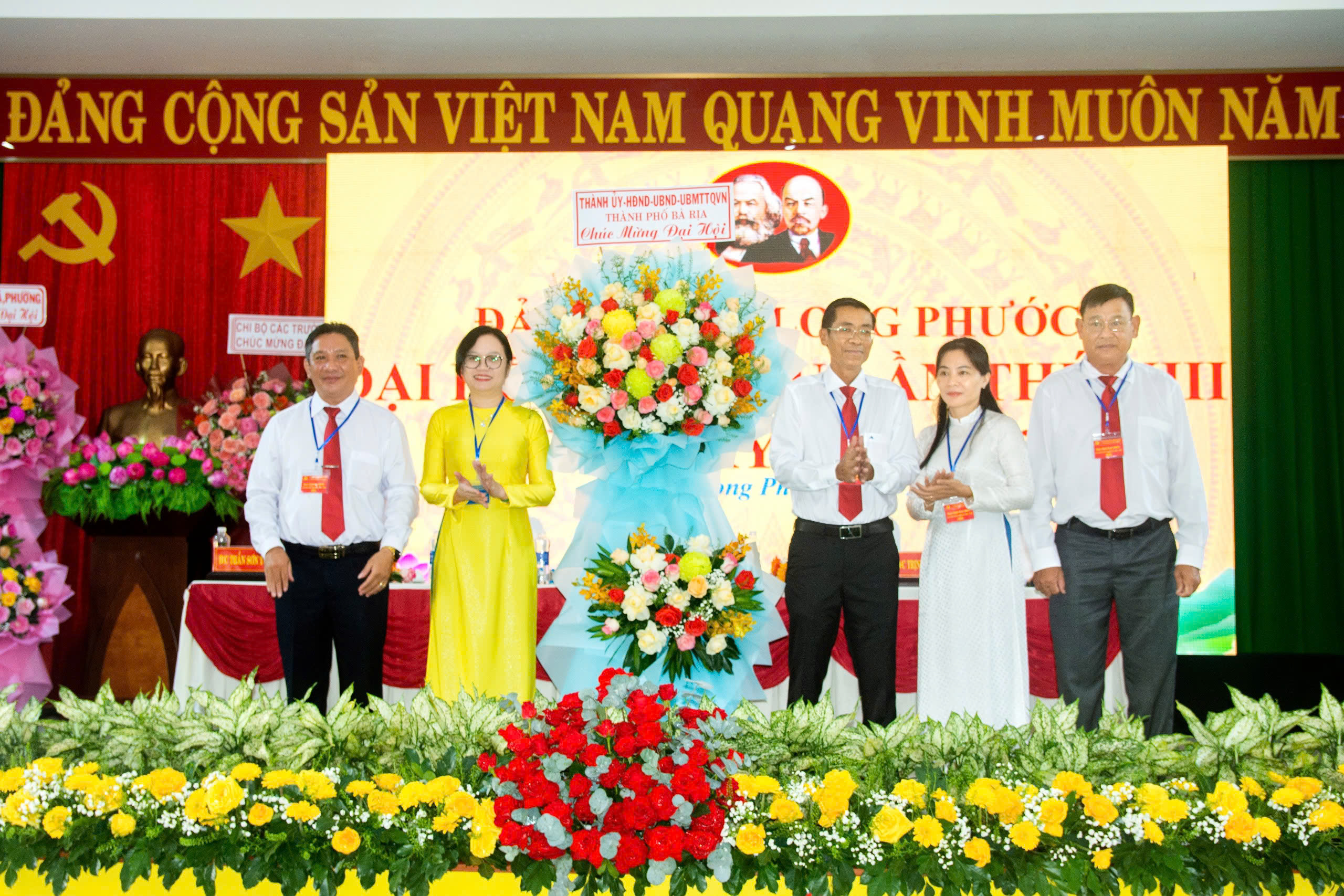 Phó Bí thư Thường trực Thành ủy Bà Rịa, Chủ tịch HĐND TP.Bà Rịa Nguyễn Minh Hoàng tặng lẵng hoa chúc mừng Đại hội.