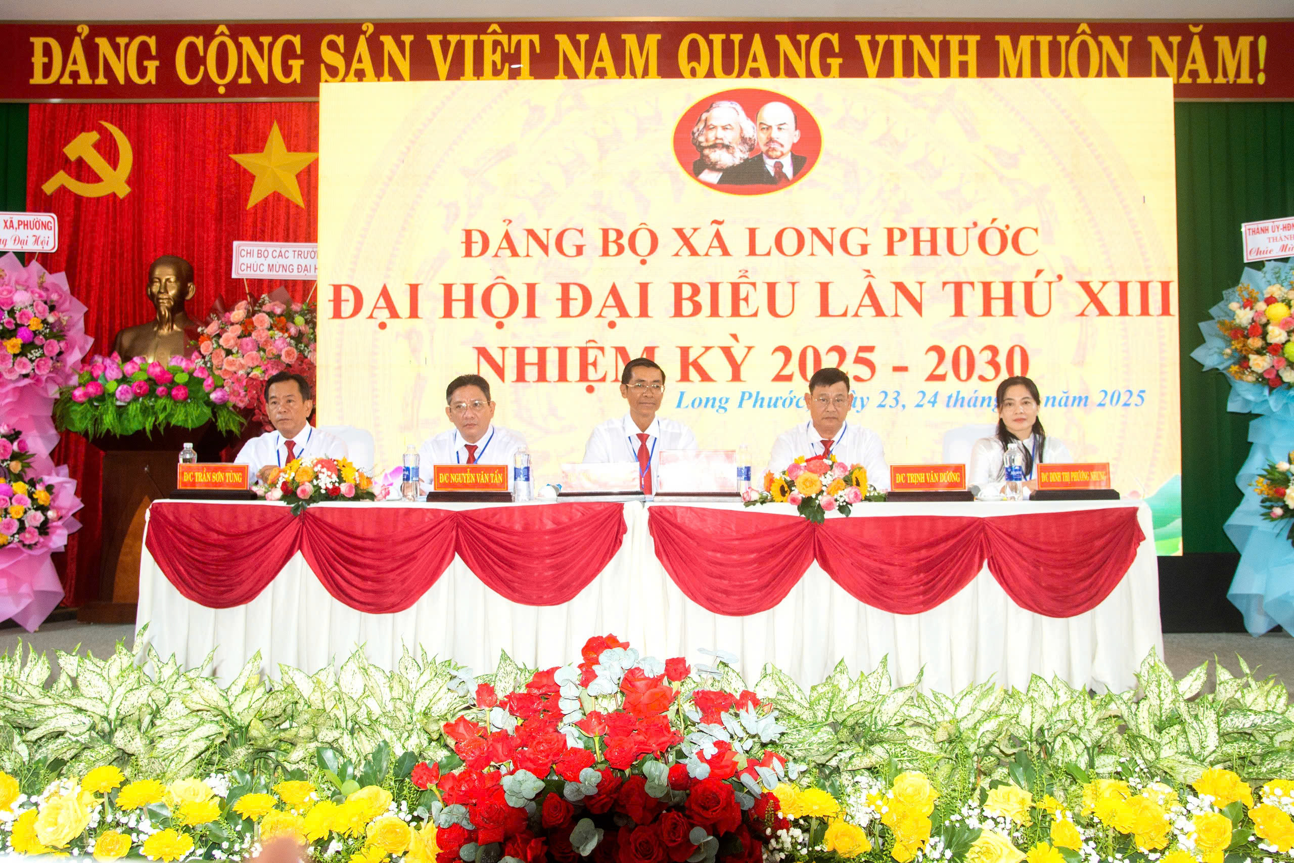 Đoàn Chủ tịch Đại hội.