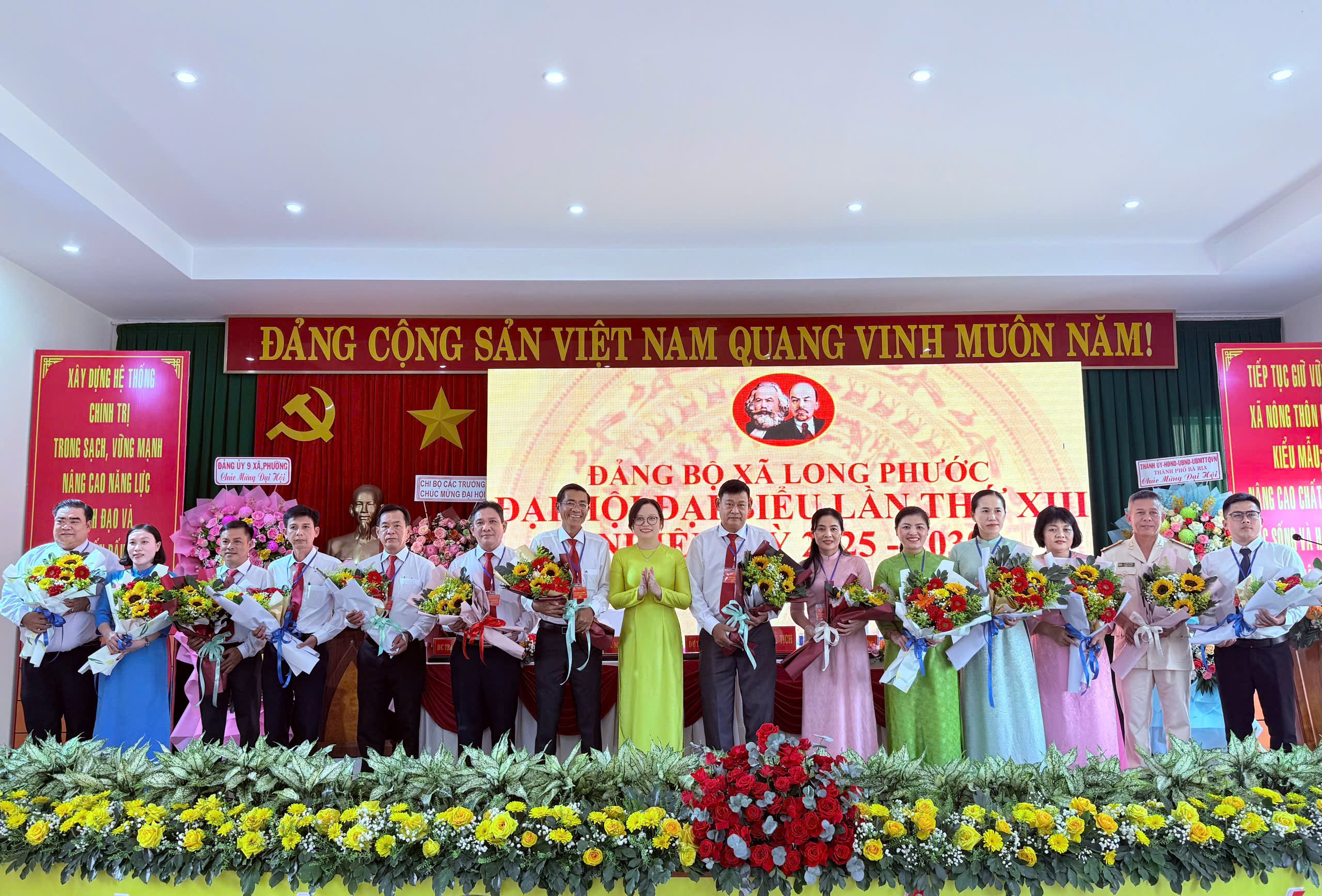 Phó Bí thư Thường trực Thành ủy Bà Rịa, Chủ tịch HĐND TP.Bà Rịa Nguyễn Minh Hoàng tặng hoa chúc mừng Ban chấp hành Đảng bộ xã Long Phước khóa XIII.