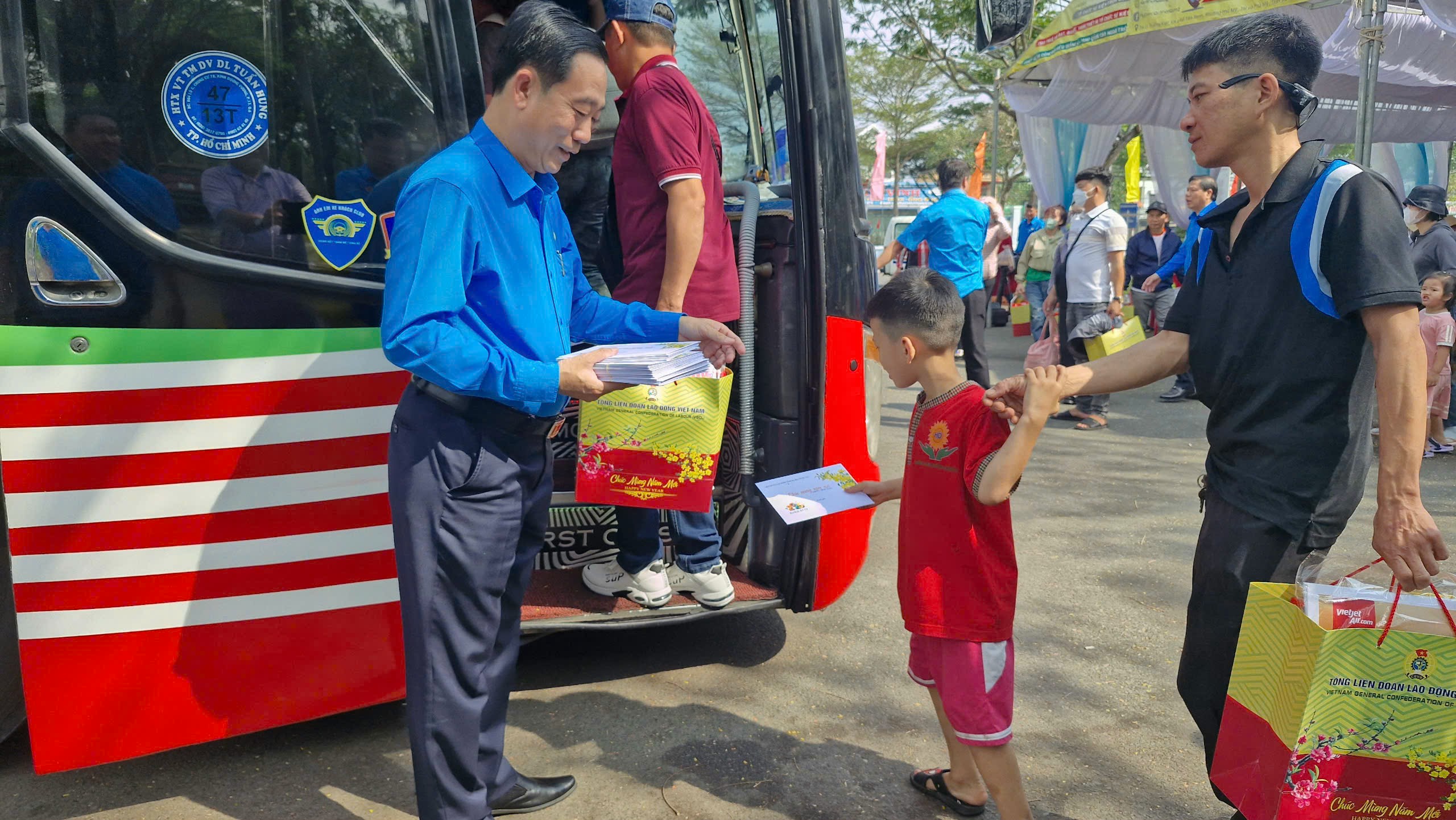 Ông Lê Văn Hòa, Chủ tịch LĐLĐ tỉnh trao quà cho NLĐ trước khi lên chuyến xe công đoàn để bắt đầu hành trình về quê sum họp cùng gia đình.