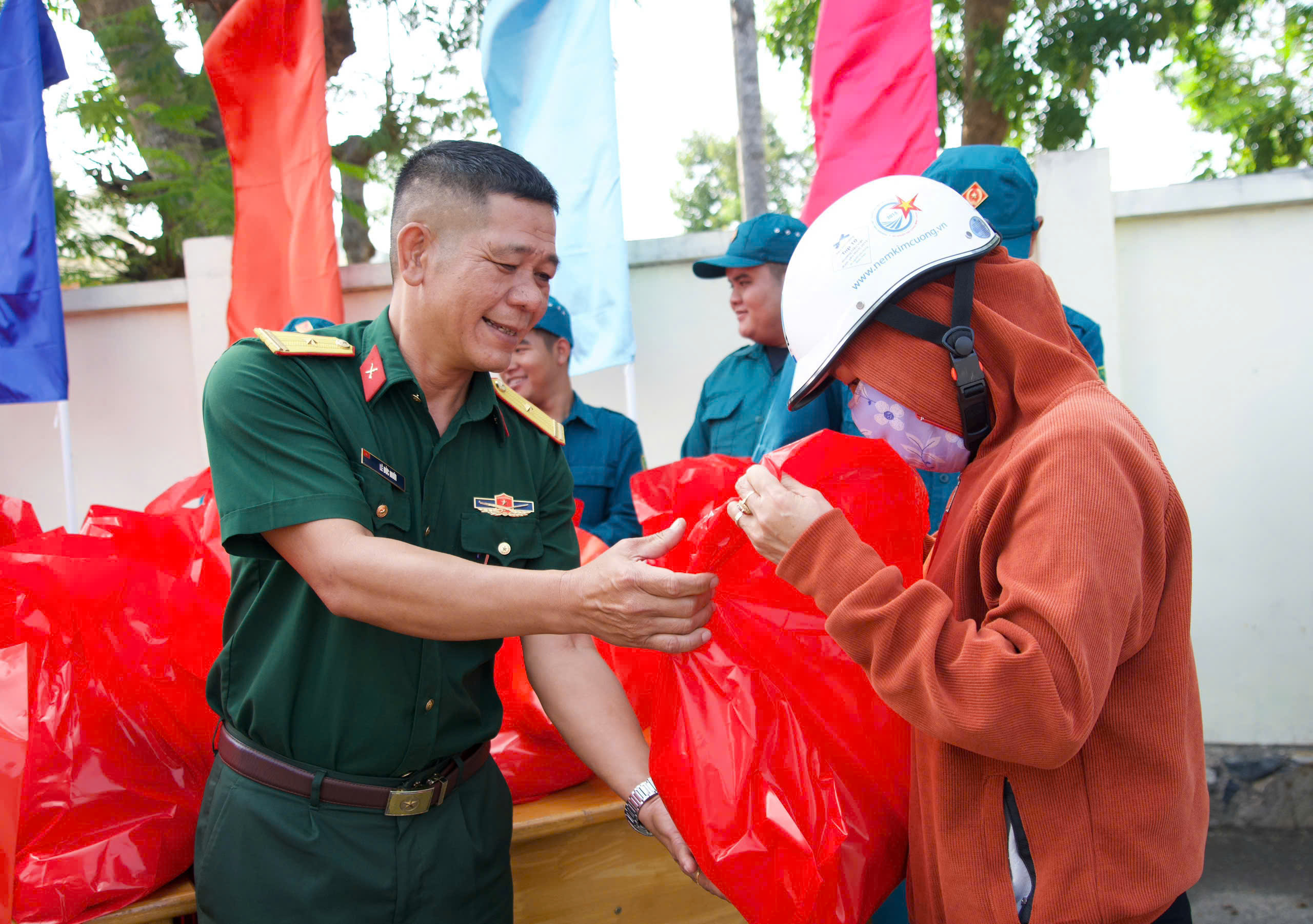 Hải đội Dân quân thường trực, Bộ CHQS tặng quà cho người dân khó khăn.