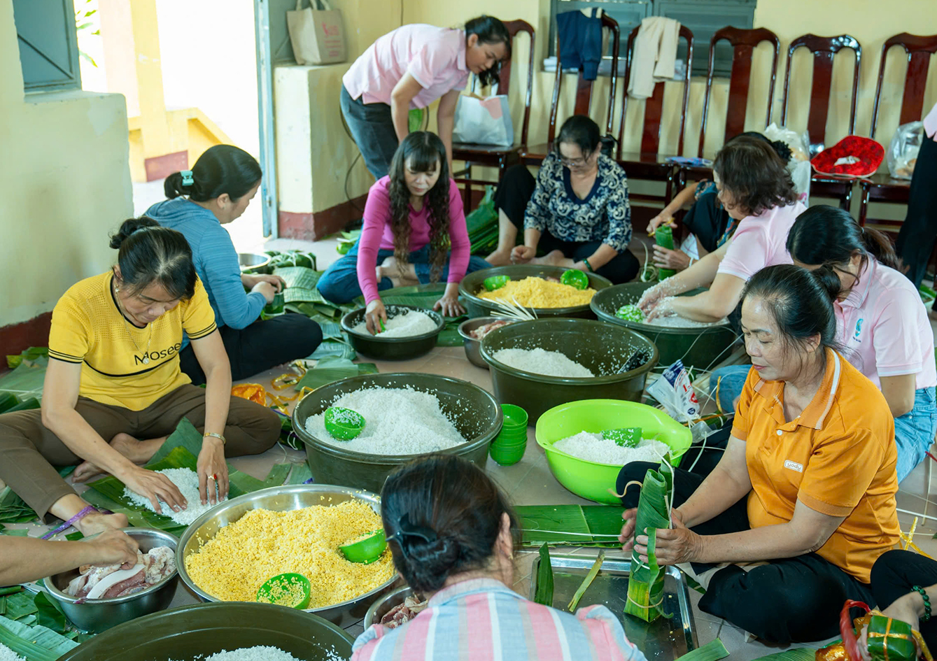 Các chị em trổ lại gói bánh.