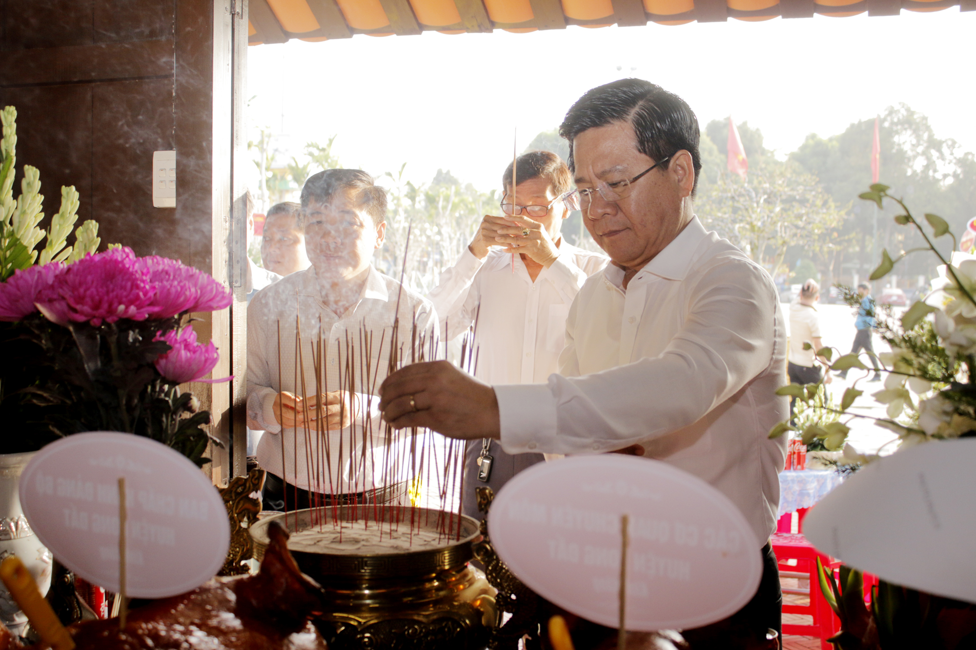 Ông Bùi Chí Thành, Chủ tịch UBMTTQ Việt Nam tỉnh dâng hương tưởng nhớ Nữ AHLLVTND Võ Thị Sáu