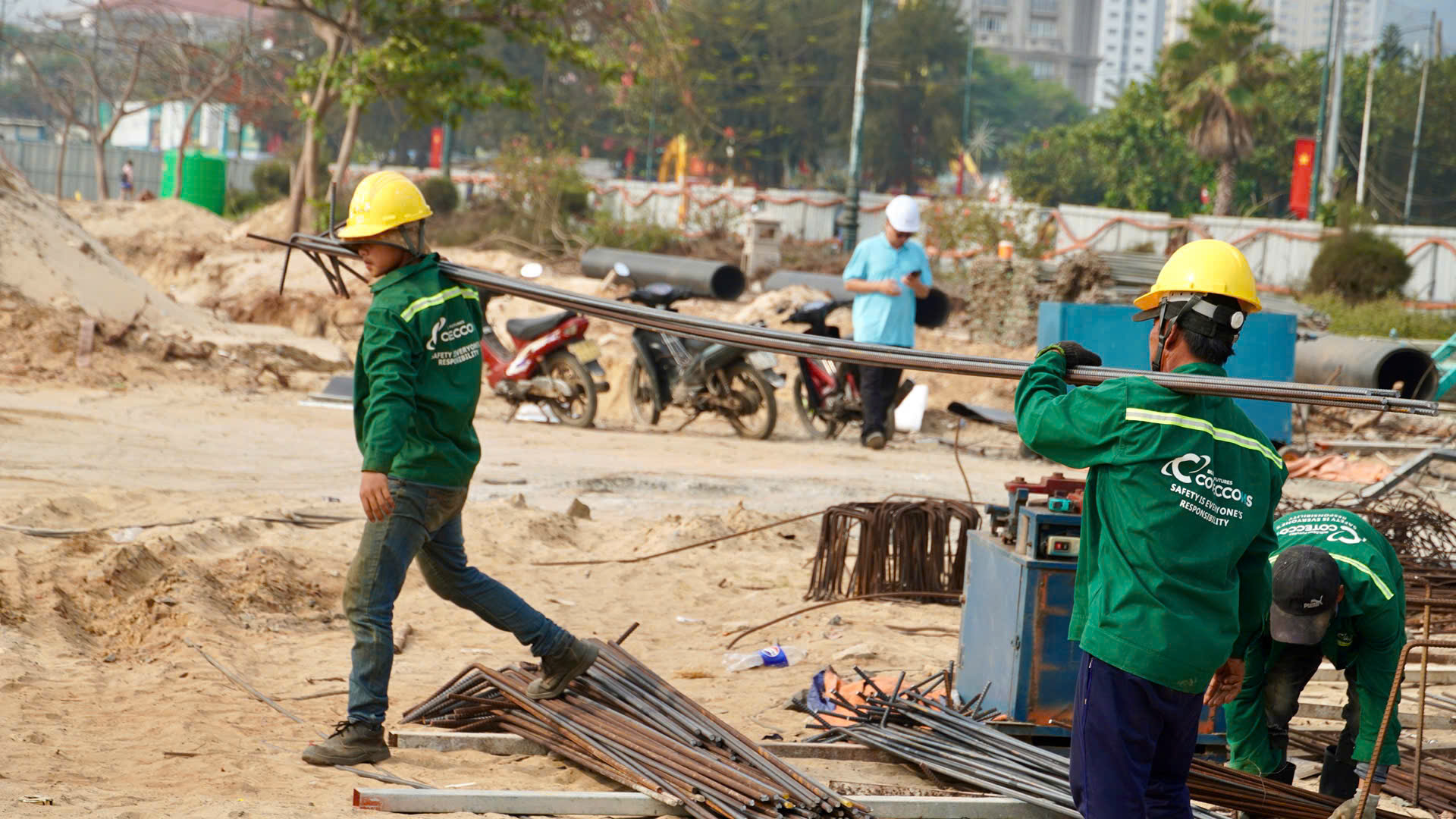 Nhộn nhịp trên công trường.