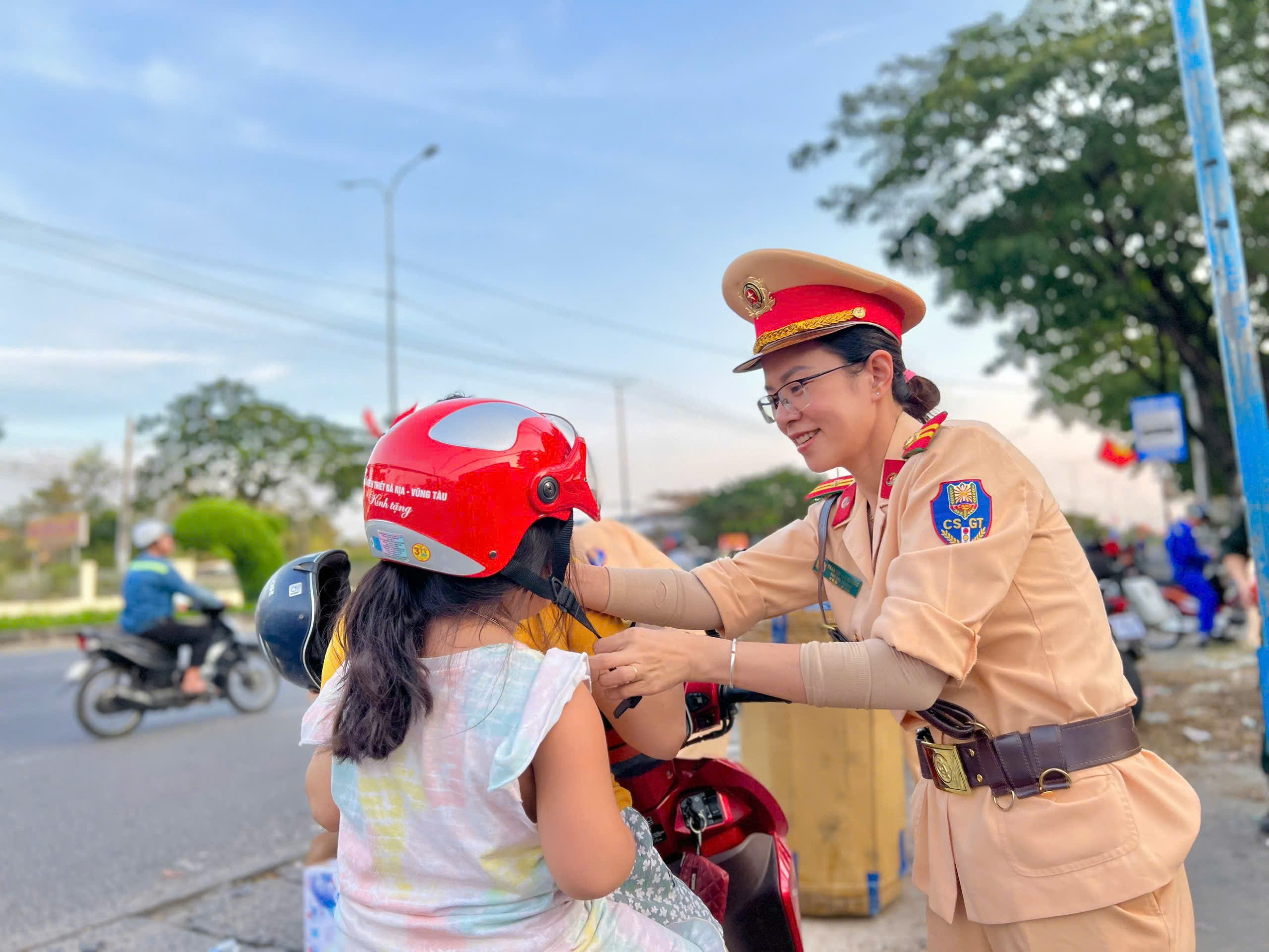 Cán bộ CSGT tặng mũ cho người đi đường. 