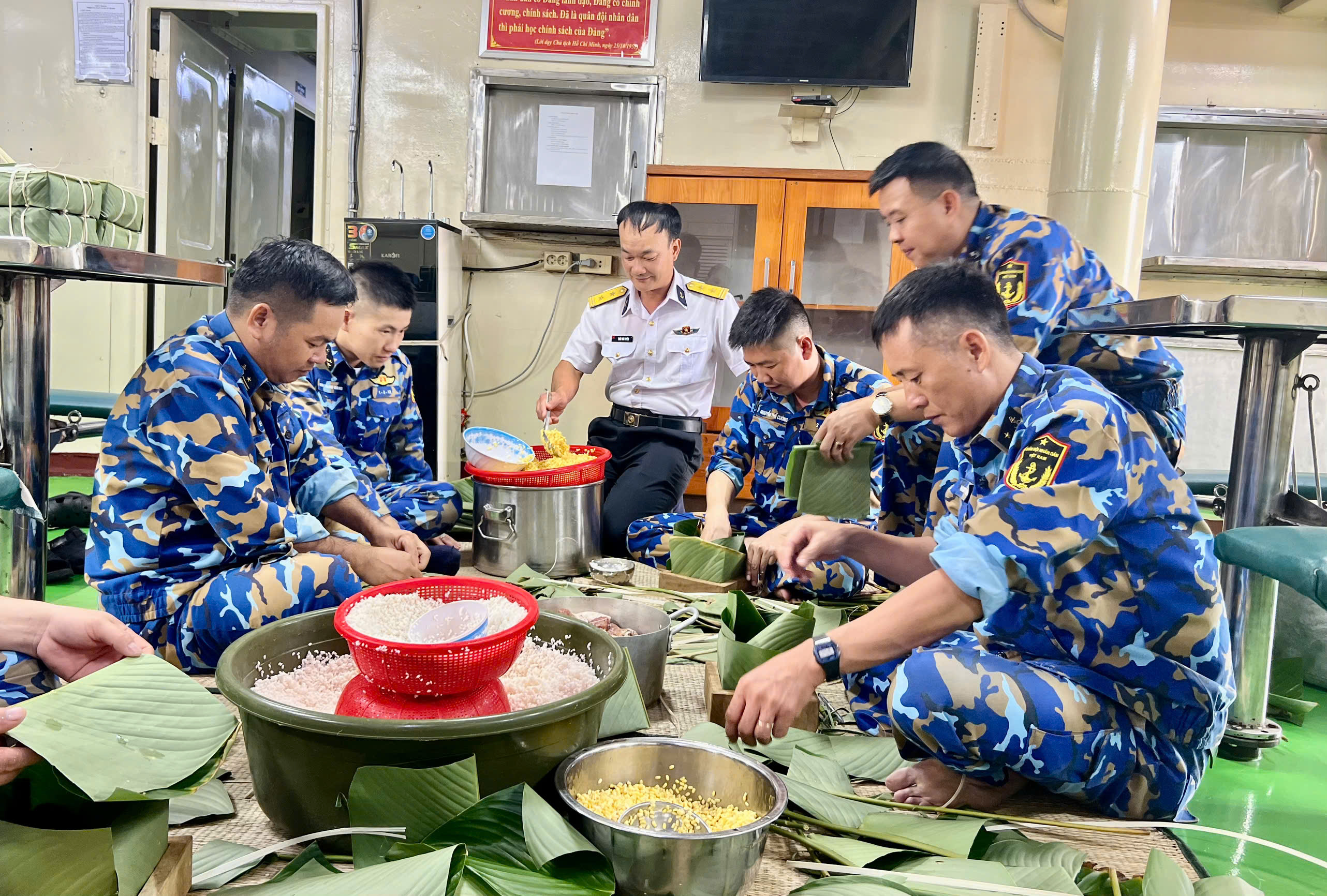 Các cán bộ, chiến sĩ gói bánh chưng tại tàu.