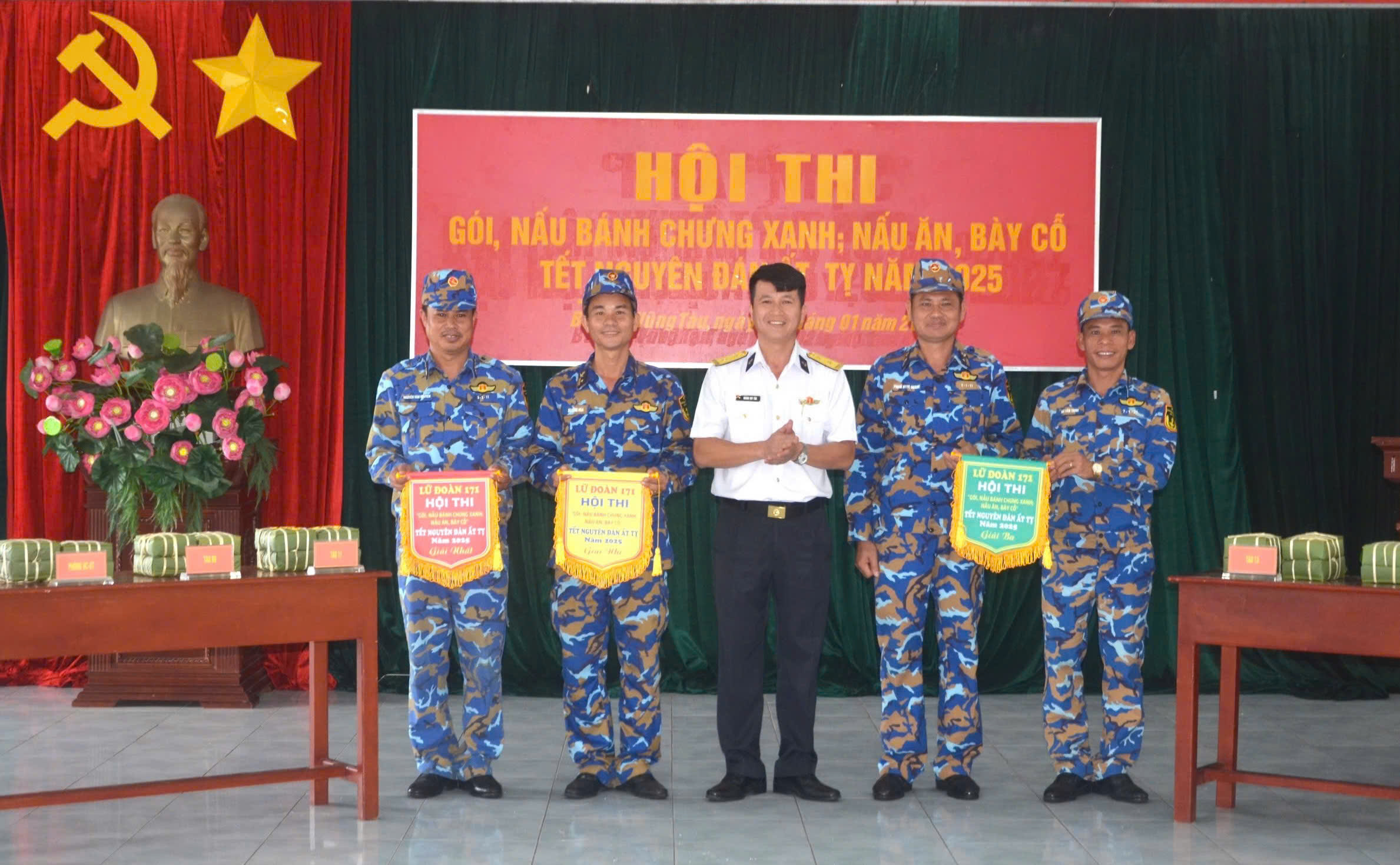 Trung tá Hoàng Duy Tân, Phó Lữ đoàn trưởng, Lữ đoàn 171, Vùng 2 Hải quân trao giải cho các đội thắng giải tại hội thi gói bánh chưng,