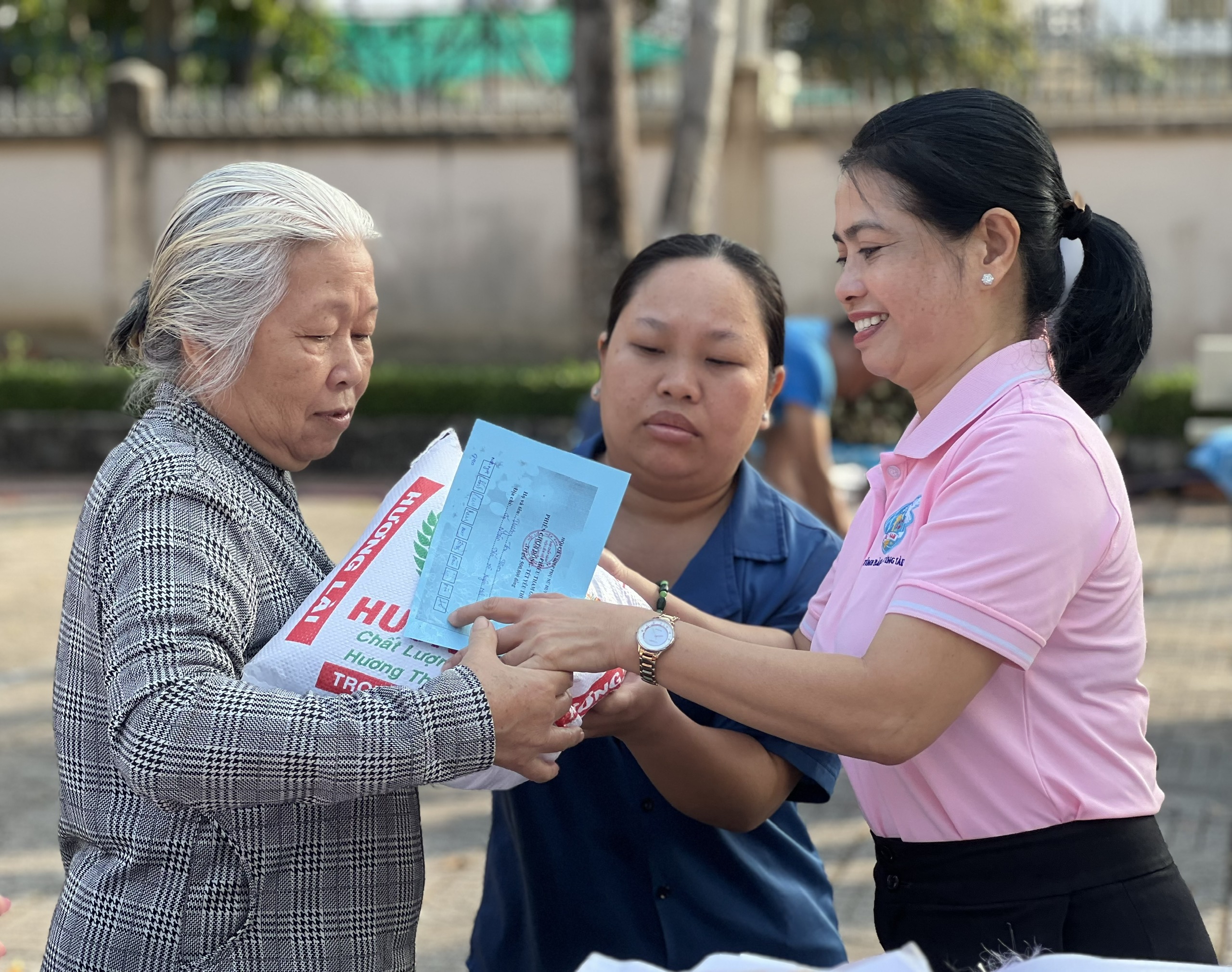 Lãnh đạo Hội LHPN huyện Xuyên Mộc trao qua cho người có hoàn cảnh khó khăn.