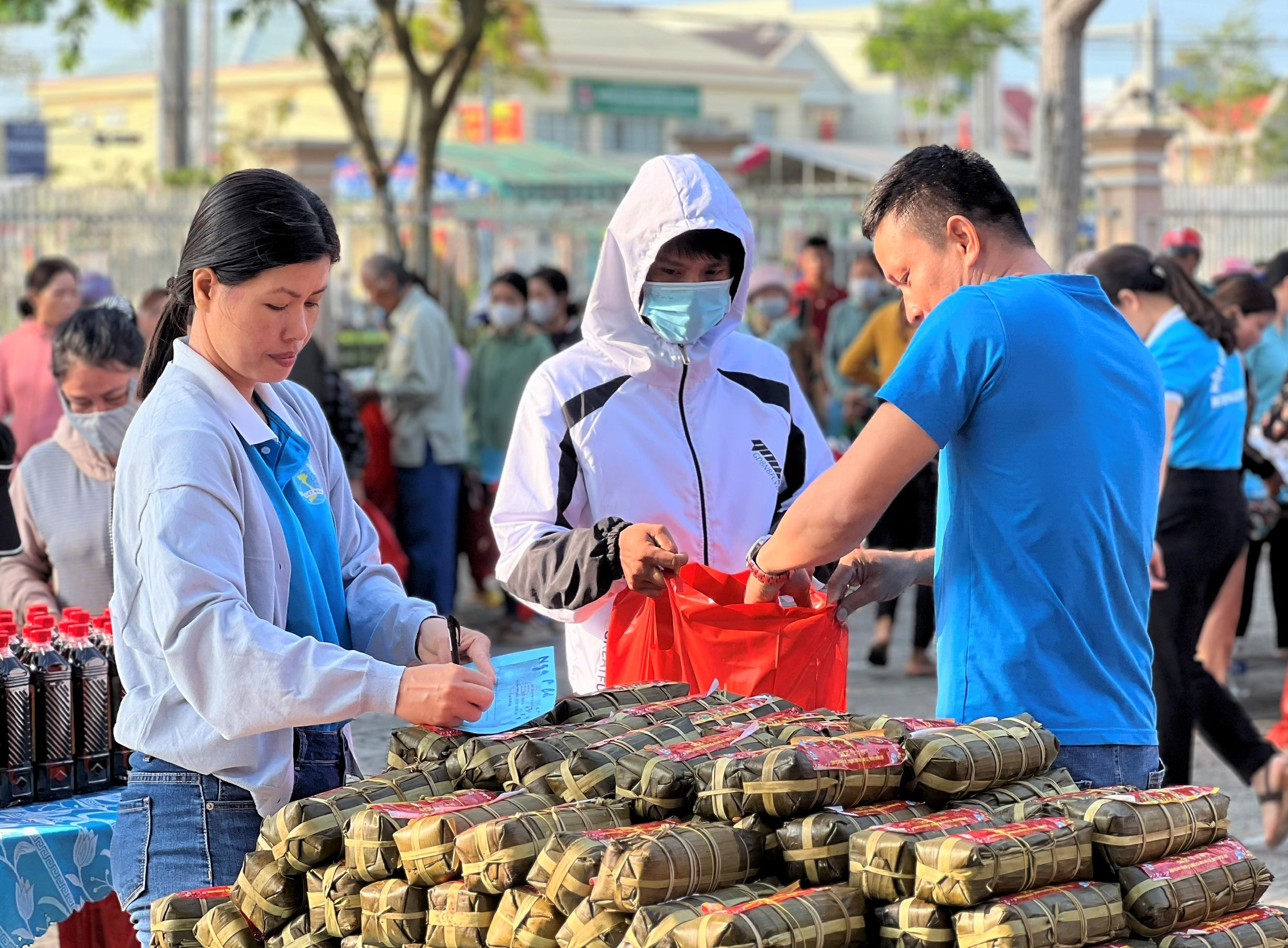 Phiên chợ Xuân 0 đồng mang lại niềm vui cho người khó khăn.