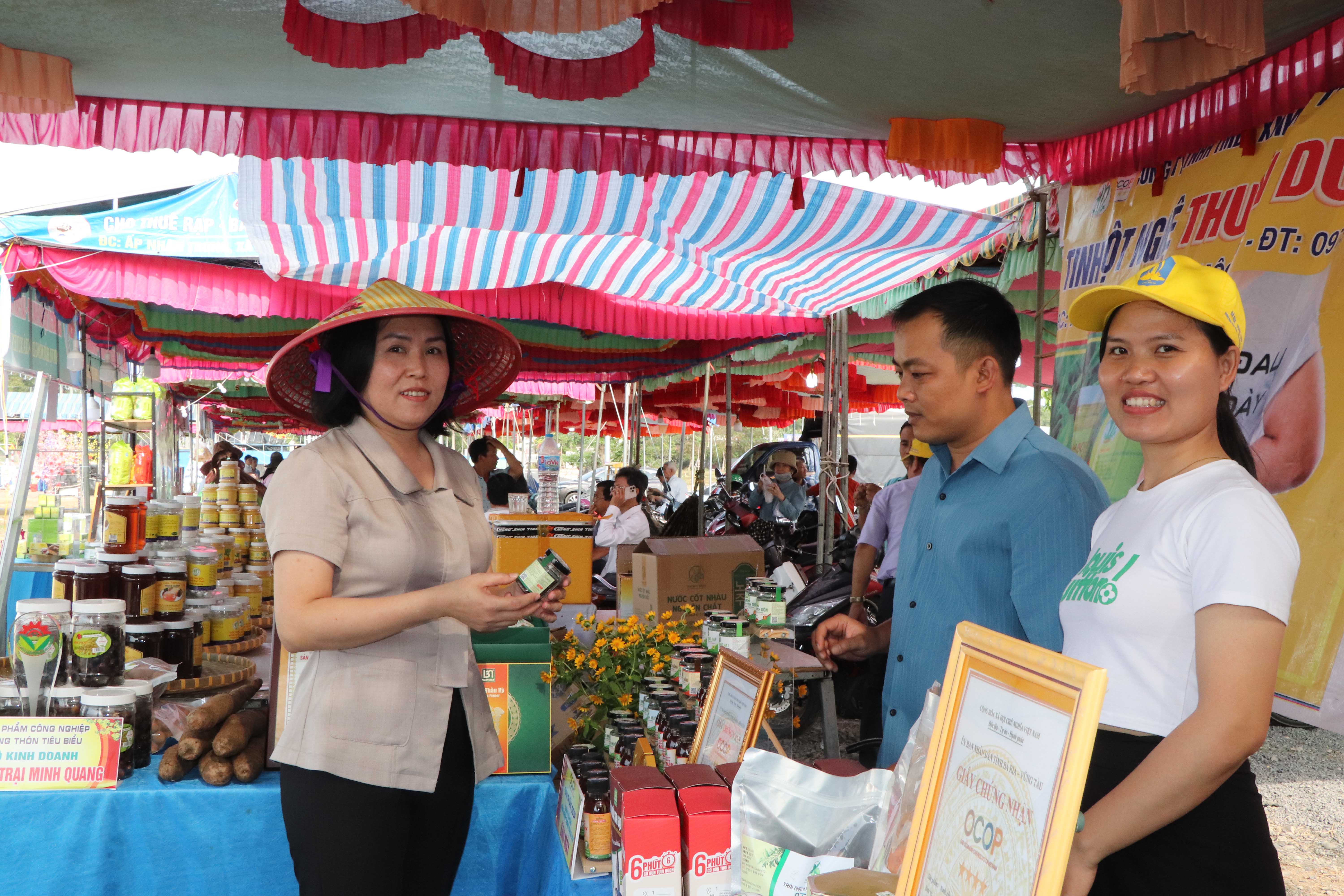 Gian hàng trưng bày các sản phẩm: tiêu Bầu Mây, nước cốt nhàu Phong Thảo, giò chả Thiên Hà, nhãn sấy Minh Quang… của Hội Nông dân xã Hòa Hiệp đạt giải Nhất tại hội thi.