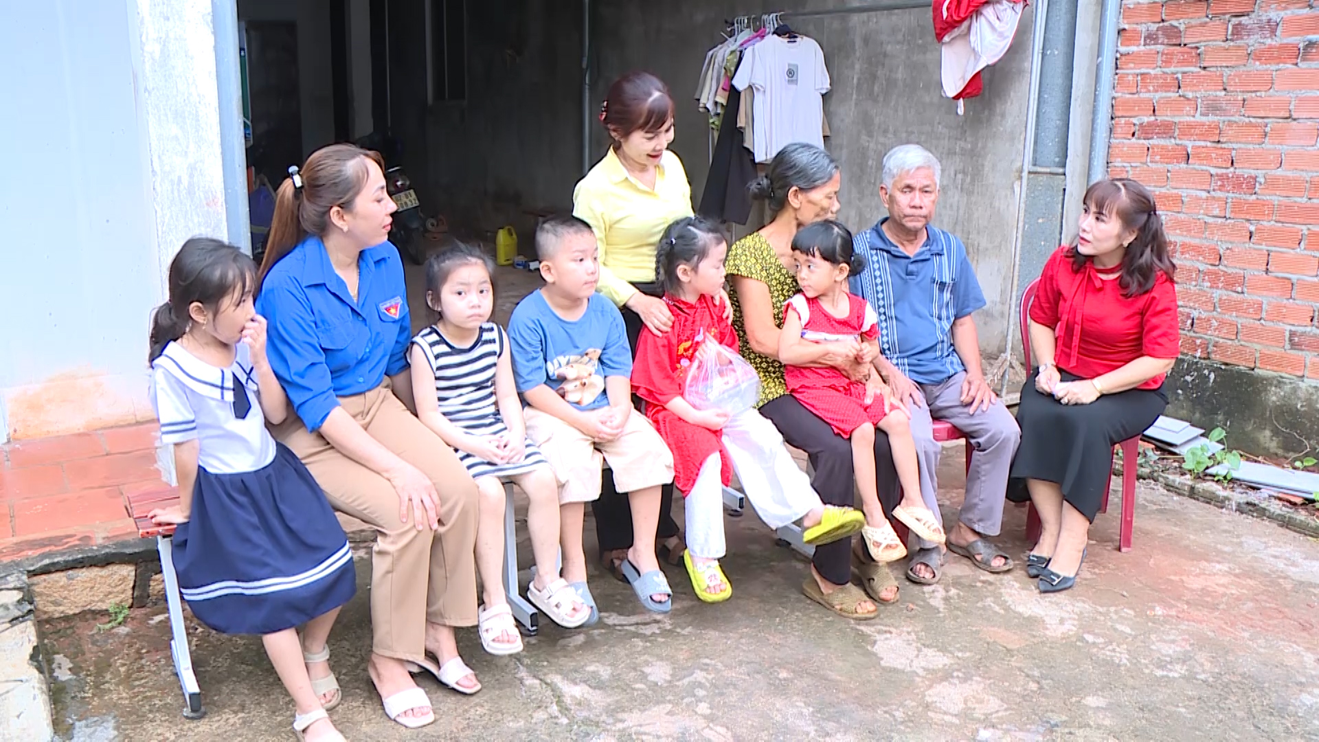 Trường MN Hòa Long thăm hỏi, chúc Tết các gia đình có hoàn cảnh khó khăn, mắc bệnh hiểm nghèo.