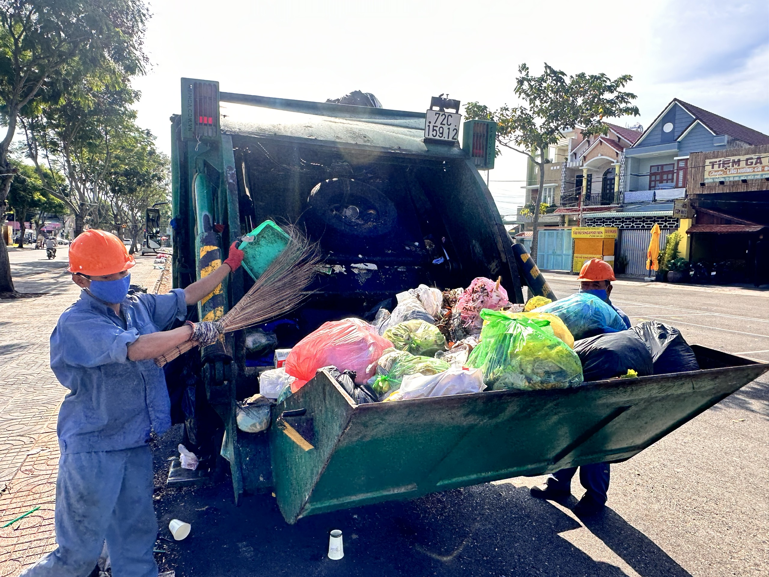 Công nhân Công ty CP dịch vụ đô thị Bà Rịa thu gom rác trên đường phố ngày cuối năm