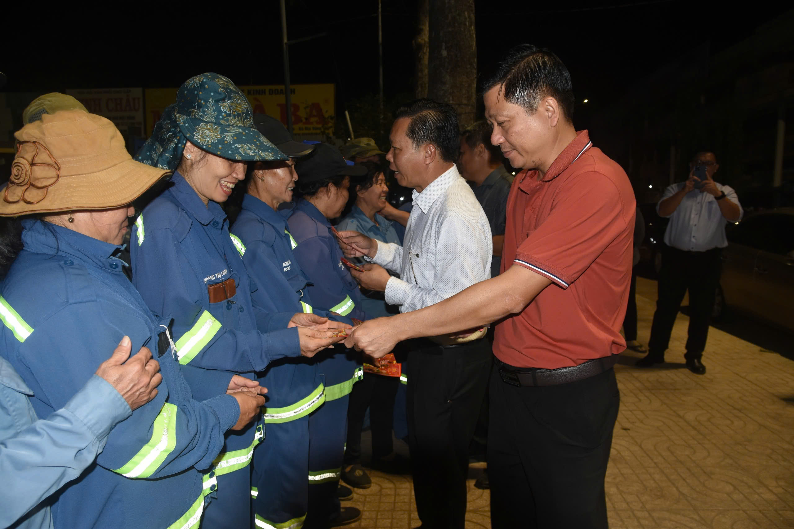 Bí thư Thành ủy Bà Rịa Trần Văn Tuấn lì xì chúc mừng năm mới công nhân vệ sinh môi trường.