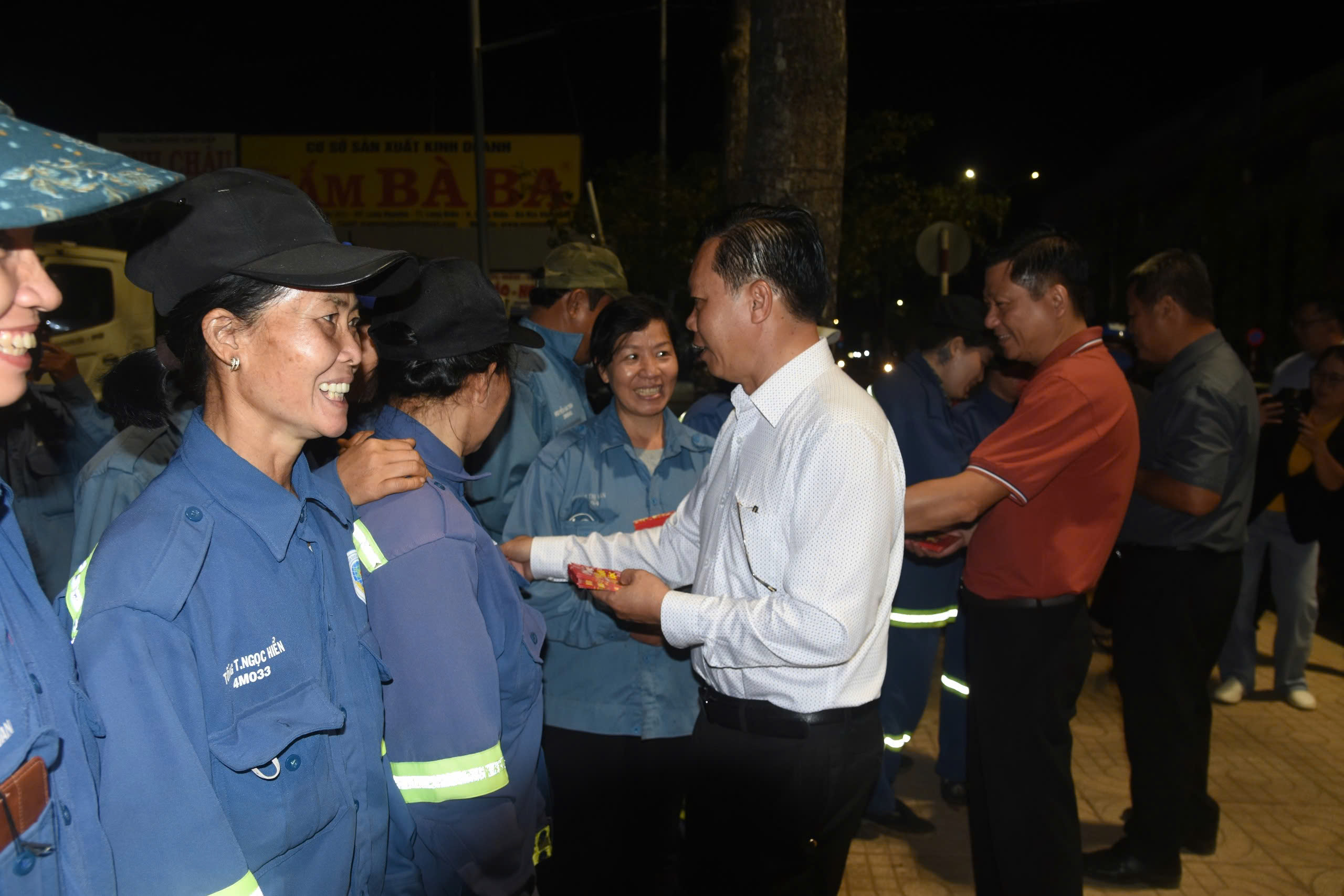 Chủ tịch UBND TP.Bà Rịa rần Thanh Dũng lì xì cho anh, chị em công nhân.