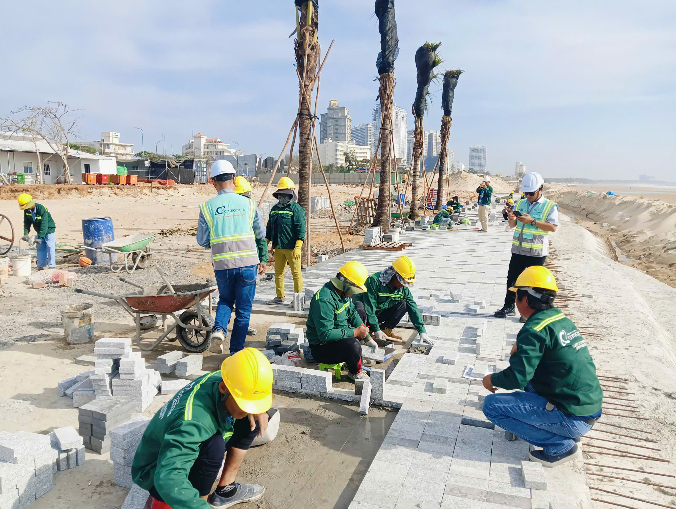 Thi công ốp lát đá granite, chống thấm hầm, thi công kè biển và san lấp vào sáng mùng 1 Tết. 