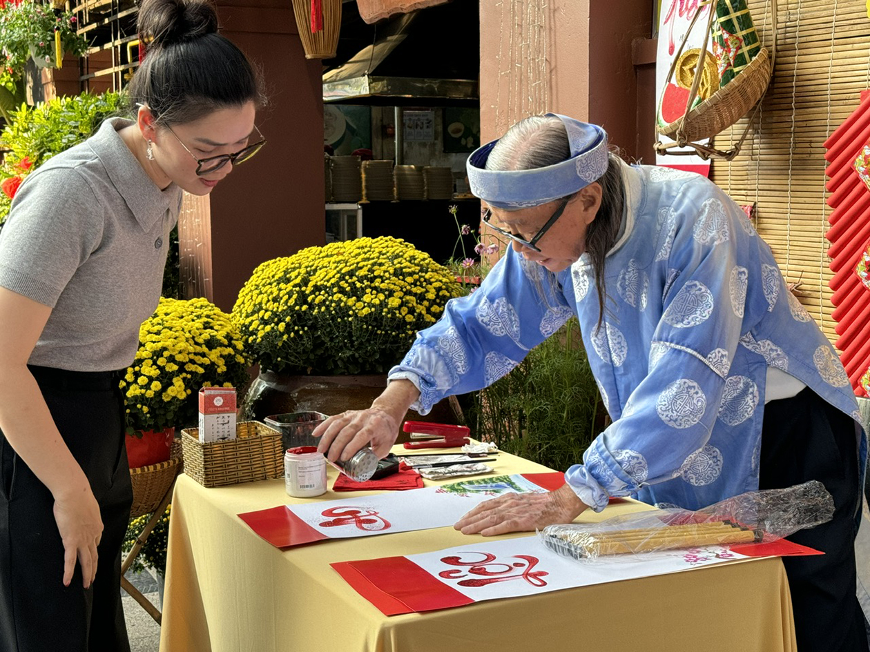 Ông đồ cho chữ tại Nhà hàng Bánh khọt Cô Ba Vũng Tàu. 