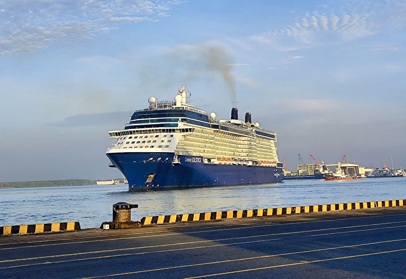 Tàu Celebrity Solstice trên luồng Cái Mép-Thị Vải.