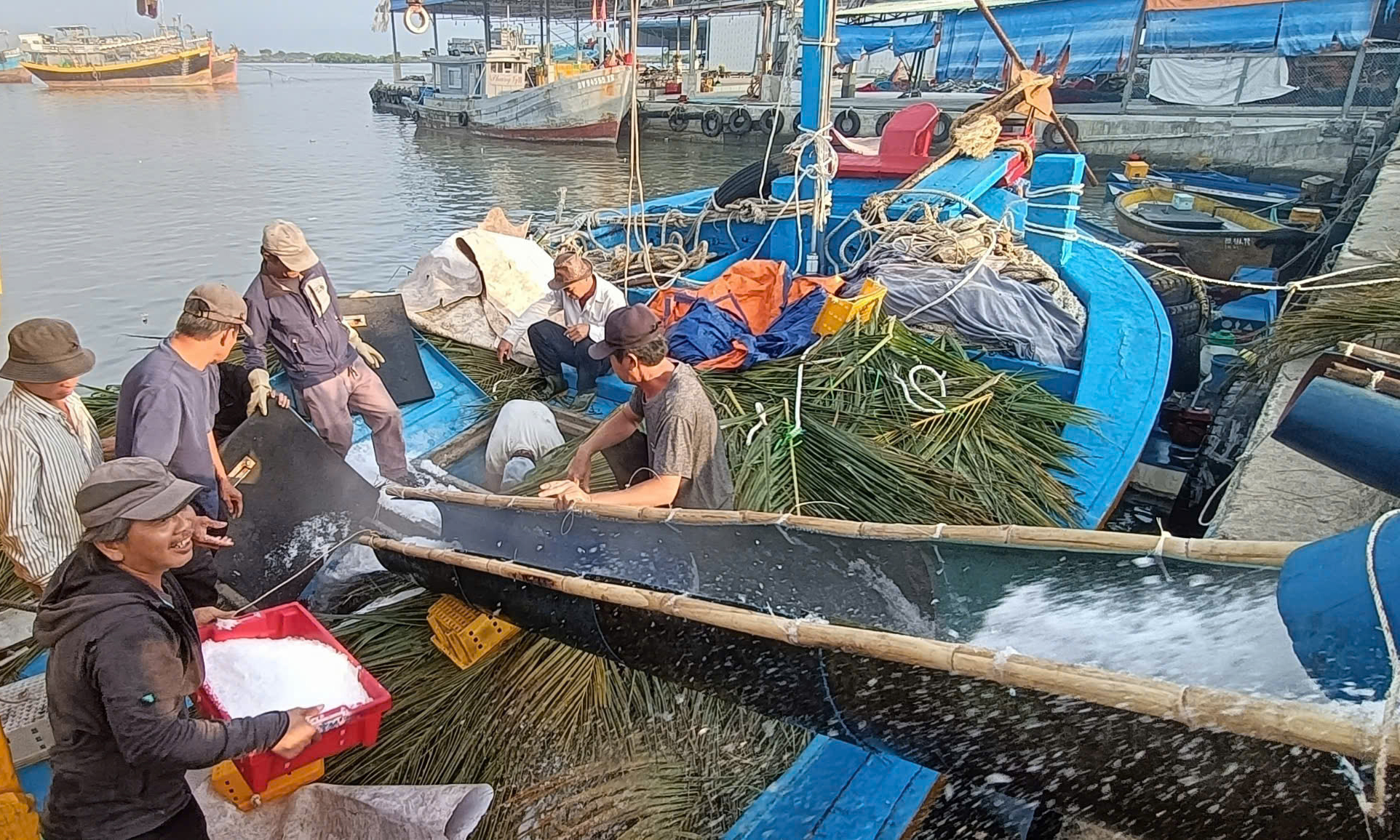 Ghe tàu rộn ràng xuất hành đầu năm