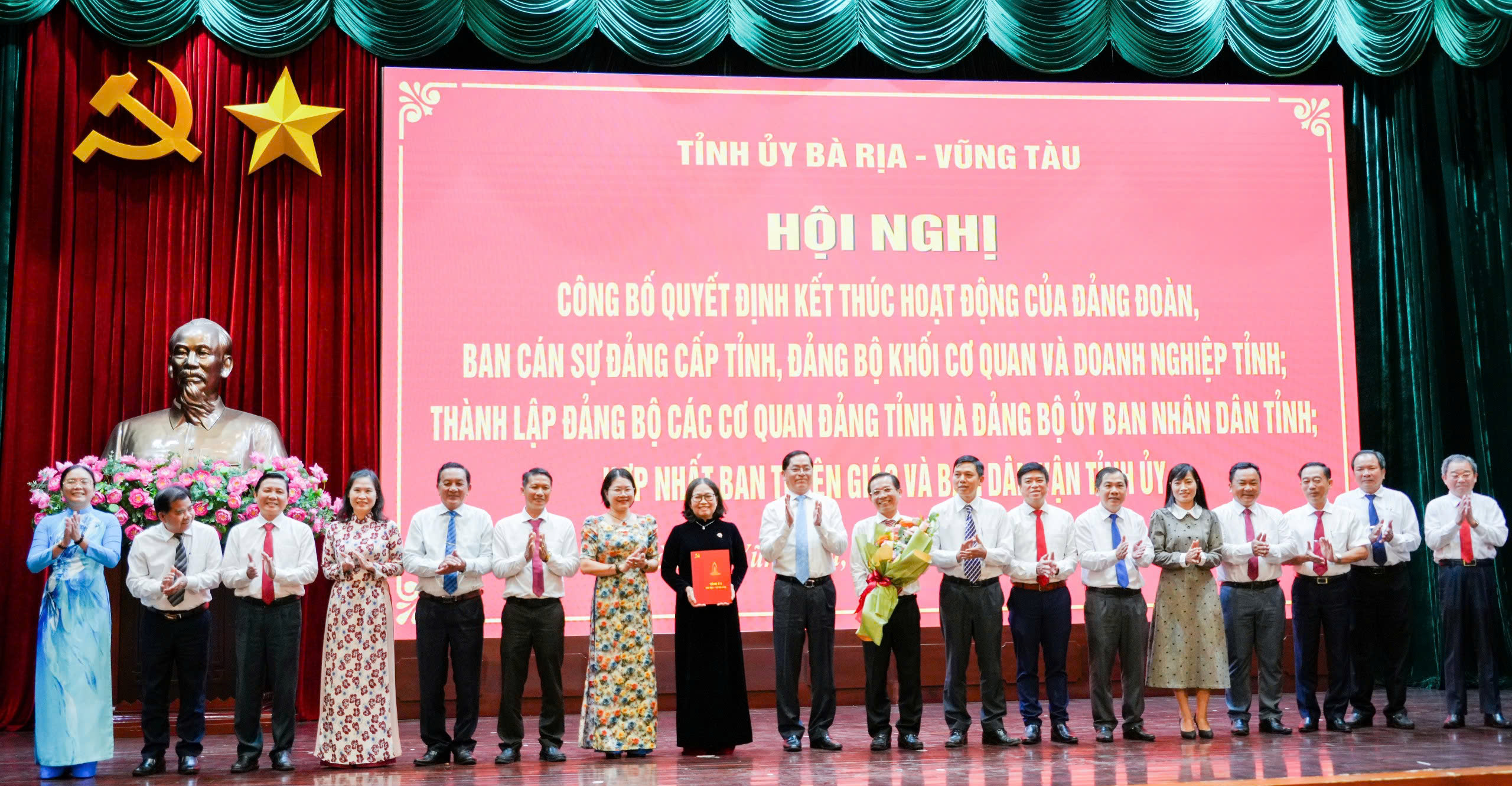 Ban Thường vụ Tỉnh ủy Công bố các quyết định về tổ chức, cán bộ