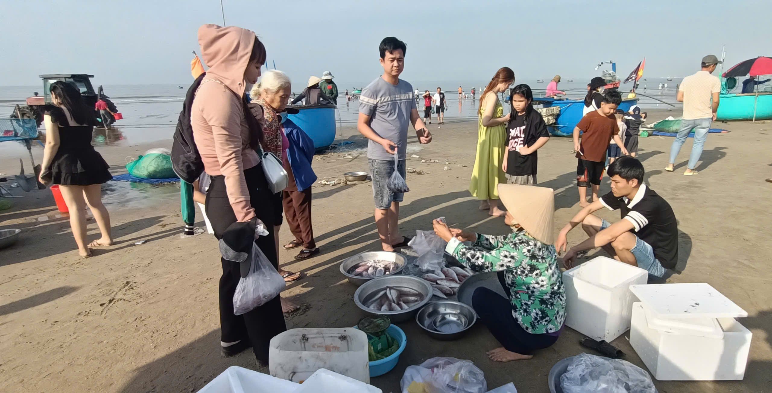 Du khách mua trực tiếp hải sản ngư dân vừa đánh bắt về trong ngày ở bãi biển TT.Long Hải.