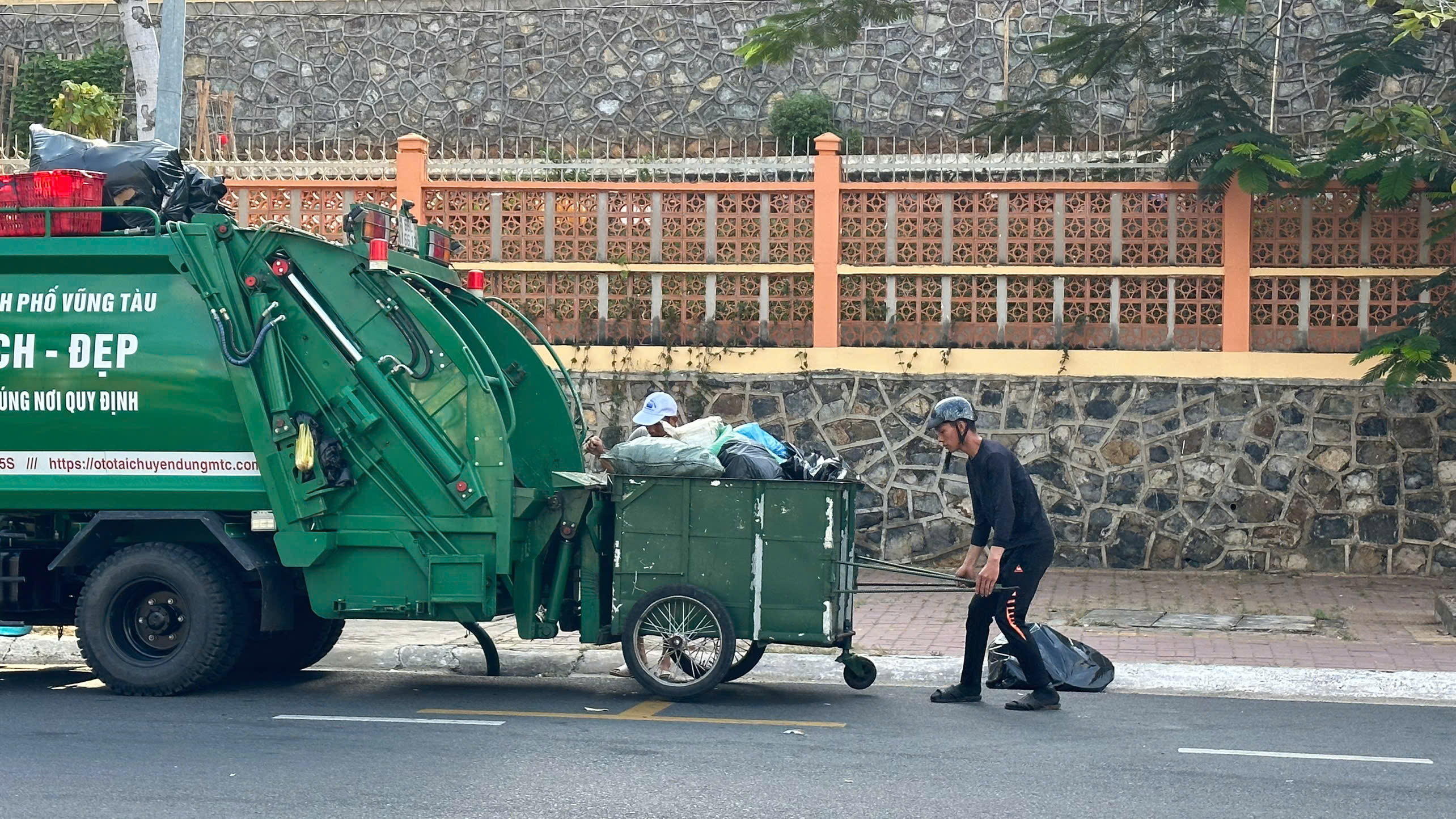 Công nhân thu gom rác trên đường Võ Thị Sáu vào sáng mùng 4 Tết