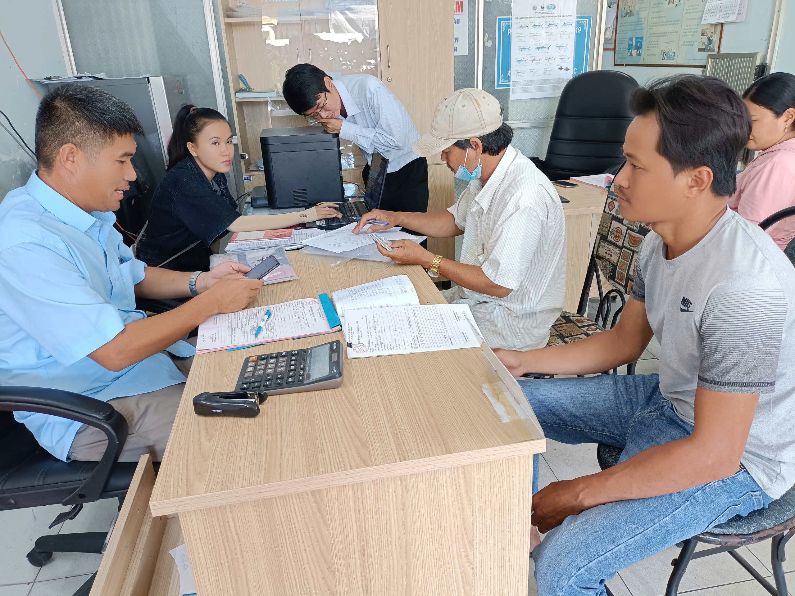 Nhân viên cảng cá Tân Phước (huyện Long Đất) làm thủ tục xuất bến cho ngư dân.