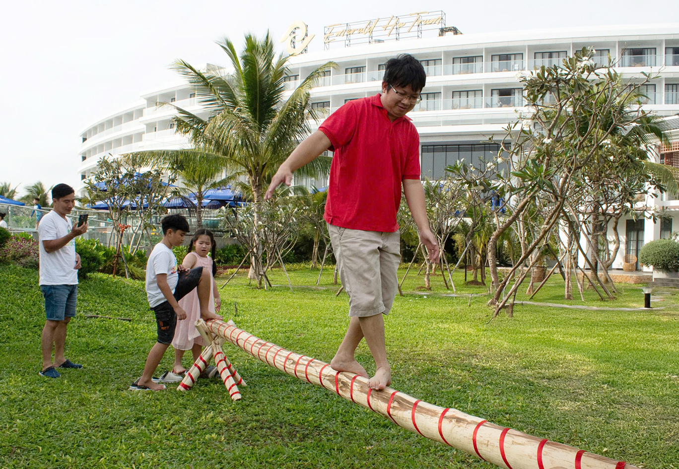 Du khách trải nghiệm đi cầu khỉ tại Emerald Hồ Tràm Resort.