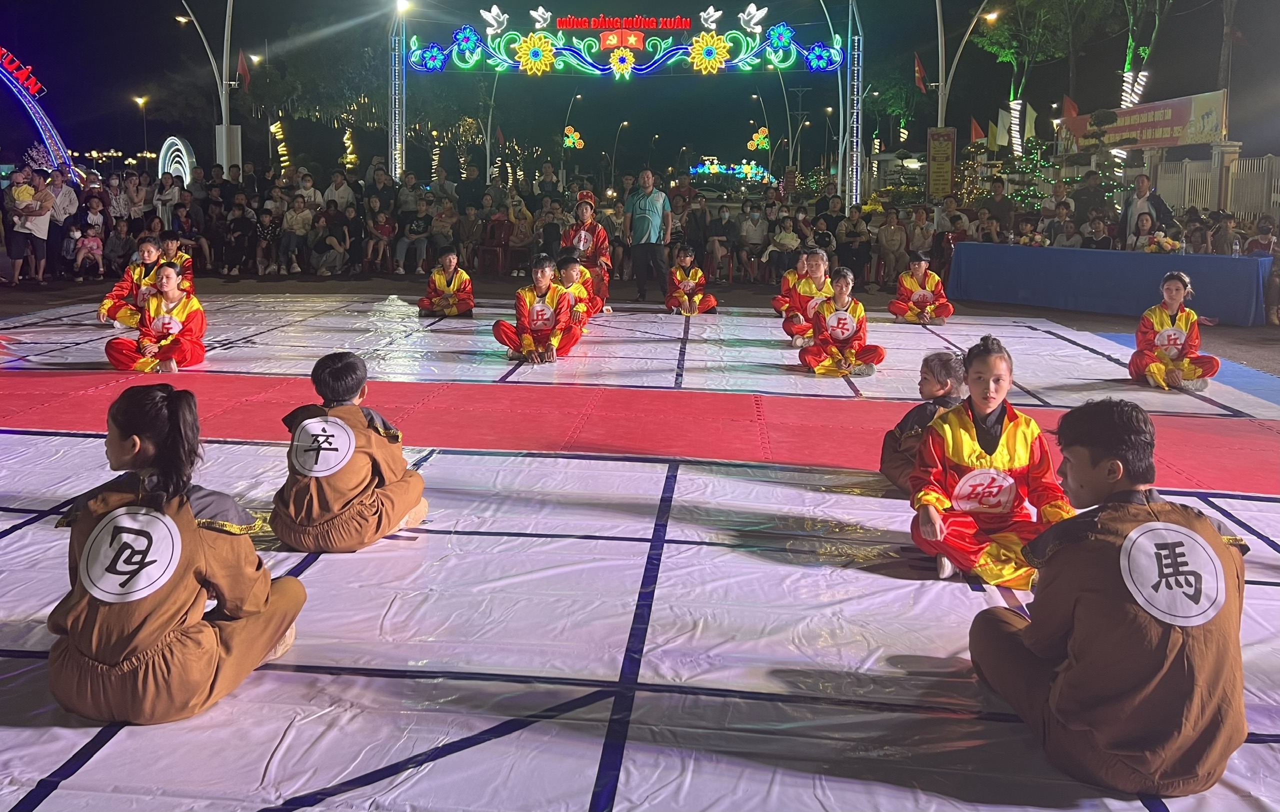 Ngay những phút đầu tiên của trận thi đấu, đội TT.Kim Long đã tổ chức tấn công mạnh mẽ.