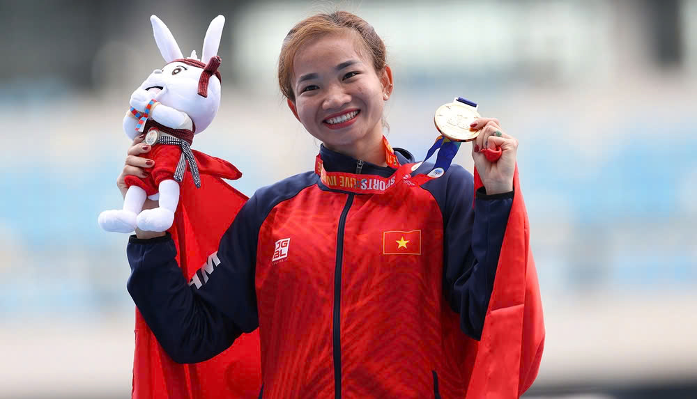 Nguyễn Thị Oanh không có đối thủ trên các đường chạy 1500m và 3000m ở SEA Games 32.