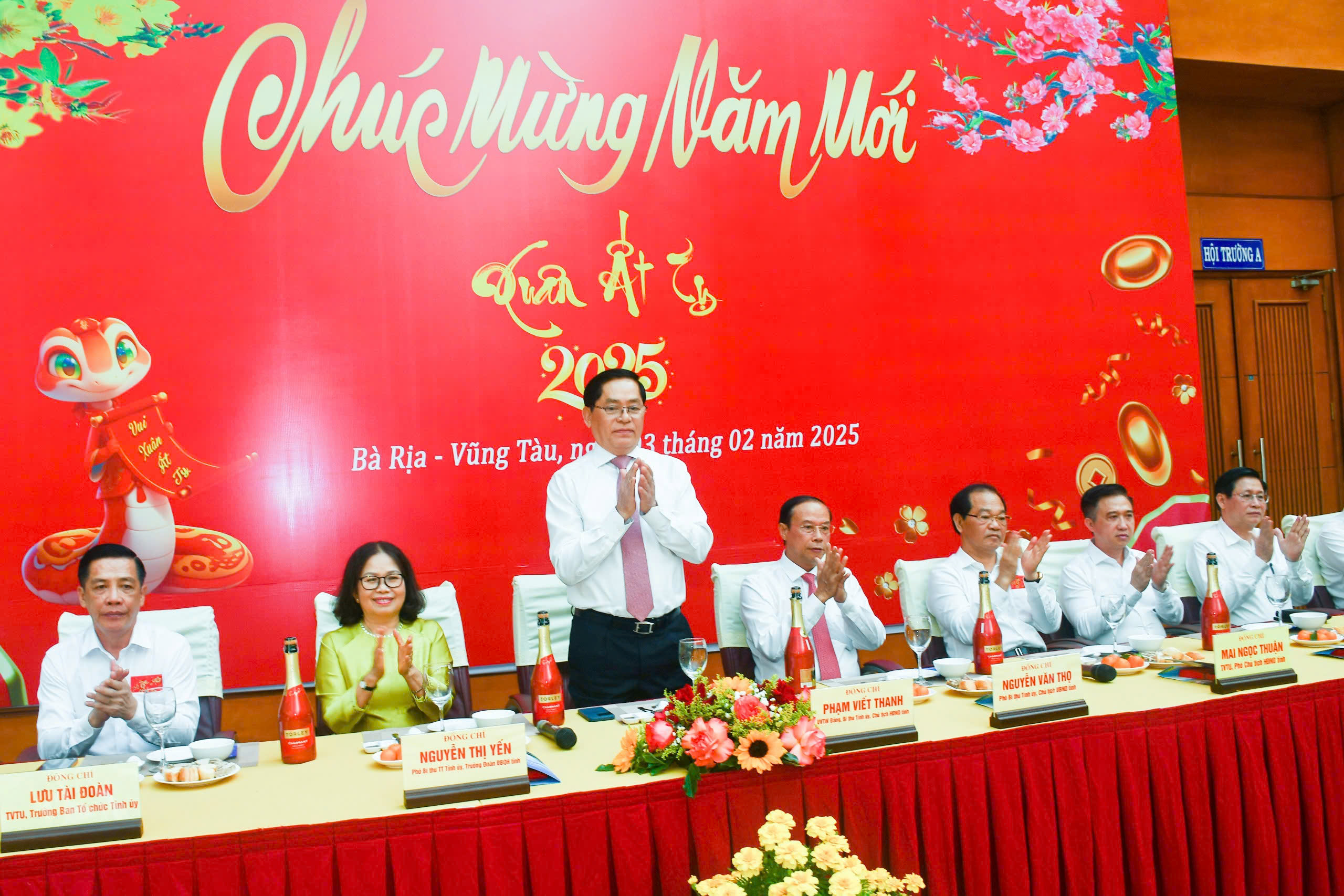 Ông Phạm Viết Thanh, Ủy viên Trung ương Đảng, Bí thư Tỉnh ủy, Chủ tịch HĐND tỉnh, bà Nguyễn Thị Yến, Phó Bí thư Thường trực Tỉnh ủy, Trưởng Đoàn ĐBQH tỉnh; ông Nguyễn Văn Thọ, Phó Bí thư Tỉnh ủy, Chủ tịch UBND tỉnh; ông Mai Ngọc Thuận, Ủy viên Ban Thường vụ Tỉnh ủy, Phó Chủ tịch Thường trực HĐND tỉnh; ông Bùi Chí Thành, Ủy viên Ban Thường vụ Tỉnh ủy, Chủ tịch UBMTTQ Việt Nam tỉnh và các đại biểu tại buổi gặp mặt.  