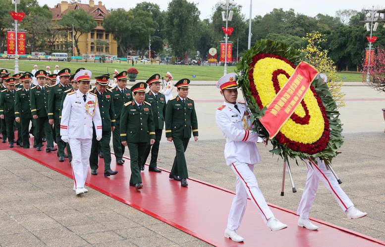 Đoàn đại biểu Quân ủy Trung ương - Bộ Quốc phòng vào Lăng viếng Chủ tịch Hồ Chí Minh - Ảnh: VGP/Nhật Bắc