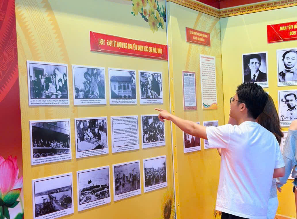Du khách tham quan gian trưng bày 