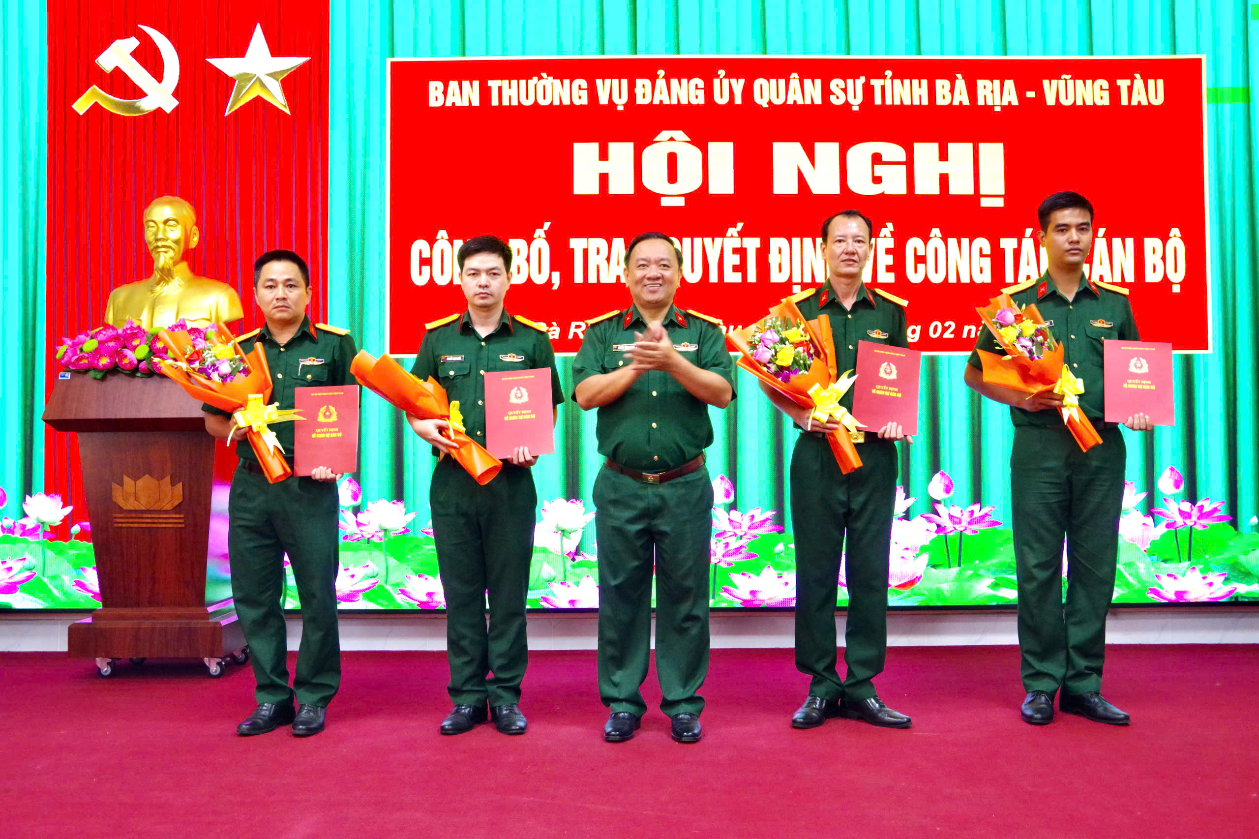 Đại tá Nguyễn Thành Trung, Phó Bí thư Thường trực Đảng ủy Quân sự tỉnh, Chính ủy Bộ CHQS tỉnh, trao các quyết định về công tác cán bộ.